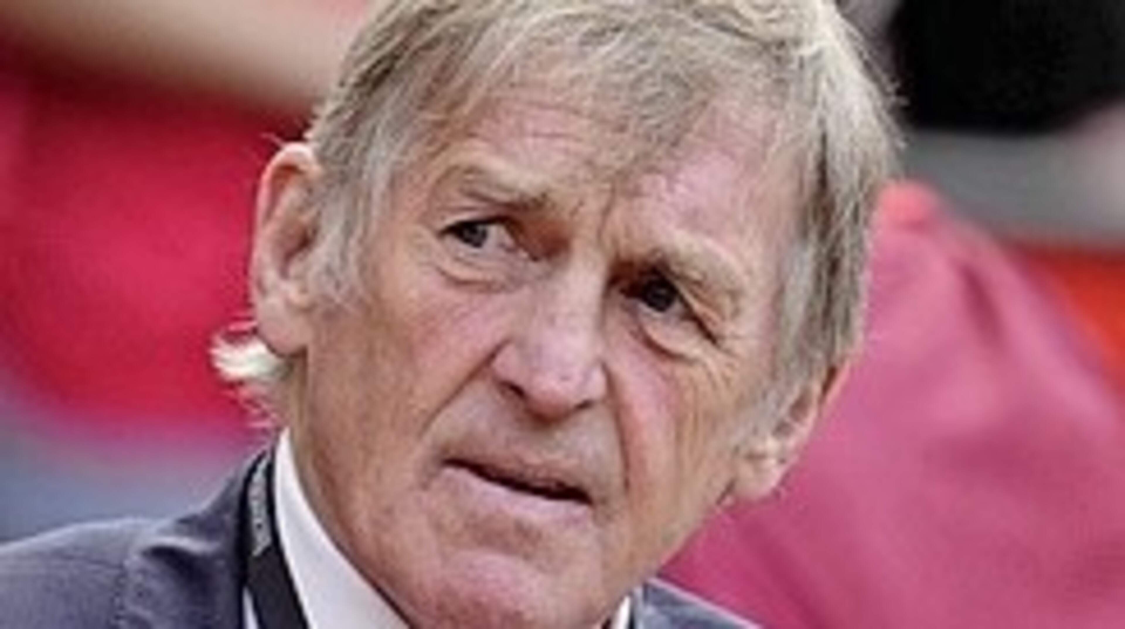 Liverpool-legende Kenny Dalglish maakt per ongeluk bekend dat hij behandeling tegen kanker ondergaat