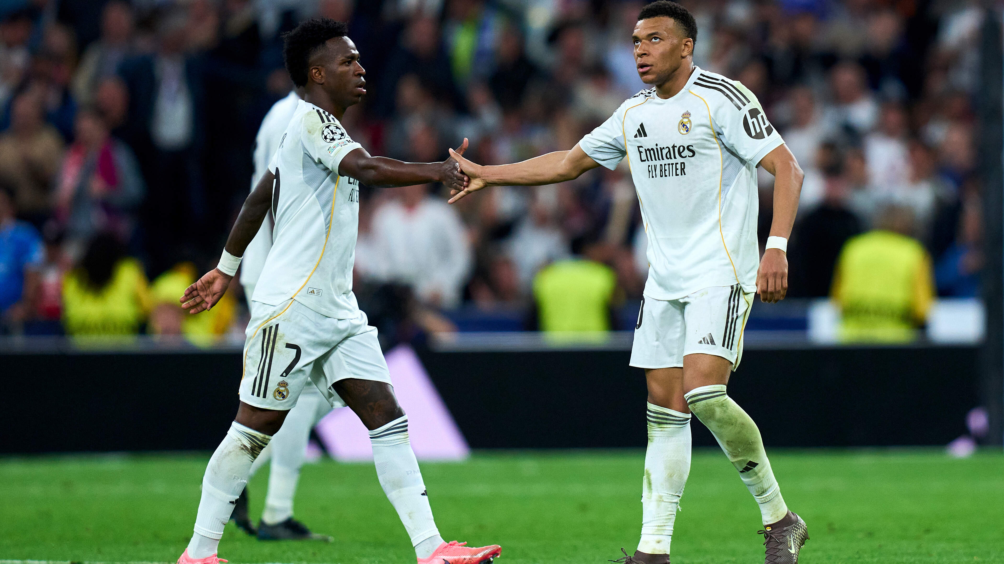 Real Madrid-fans trakteren sterspelers Vinicius Junior en Kylian Mbappé op striemend fluitconcert