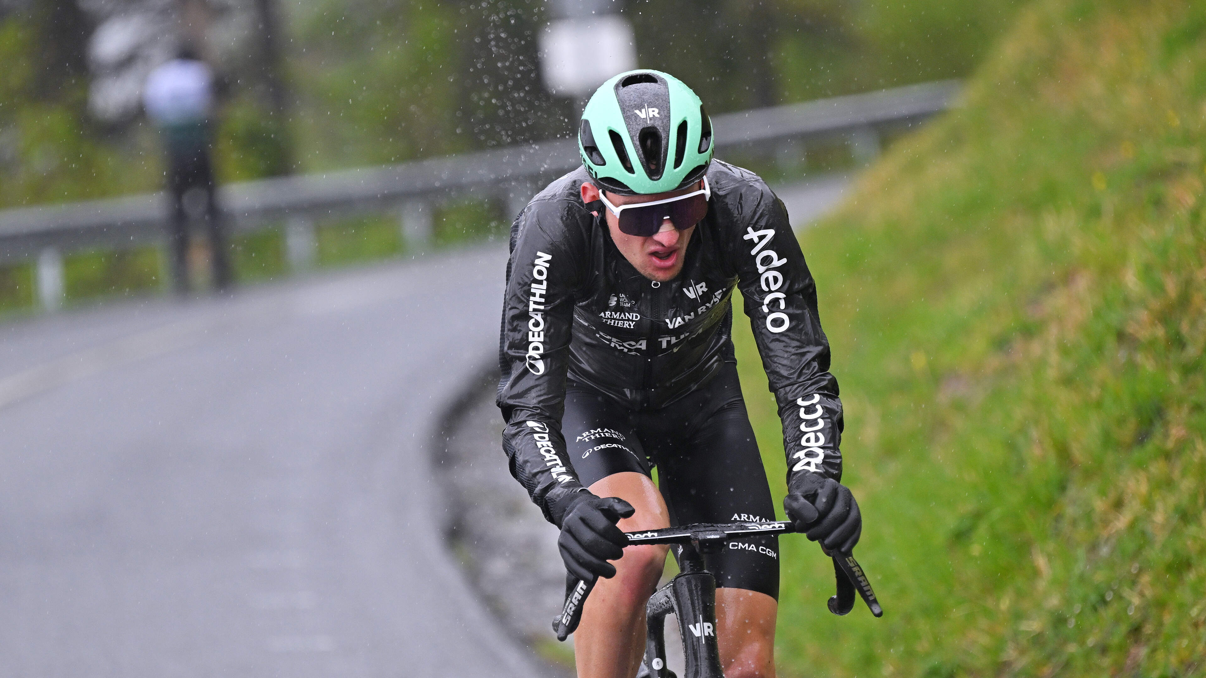 Wonderkind Paul Seixas snoept Tadej Pogacar bijzonder record af met eindzege in Ronde van Baskenland