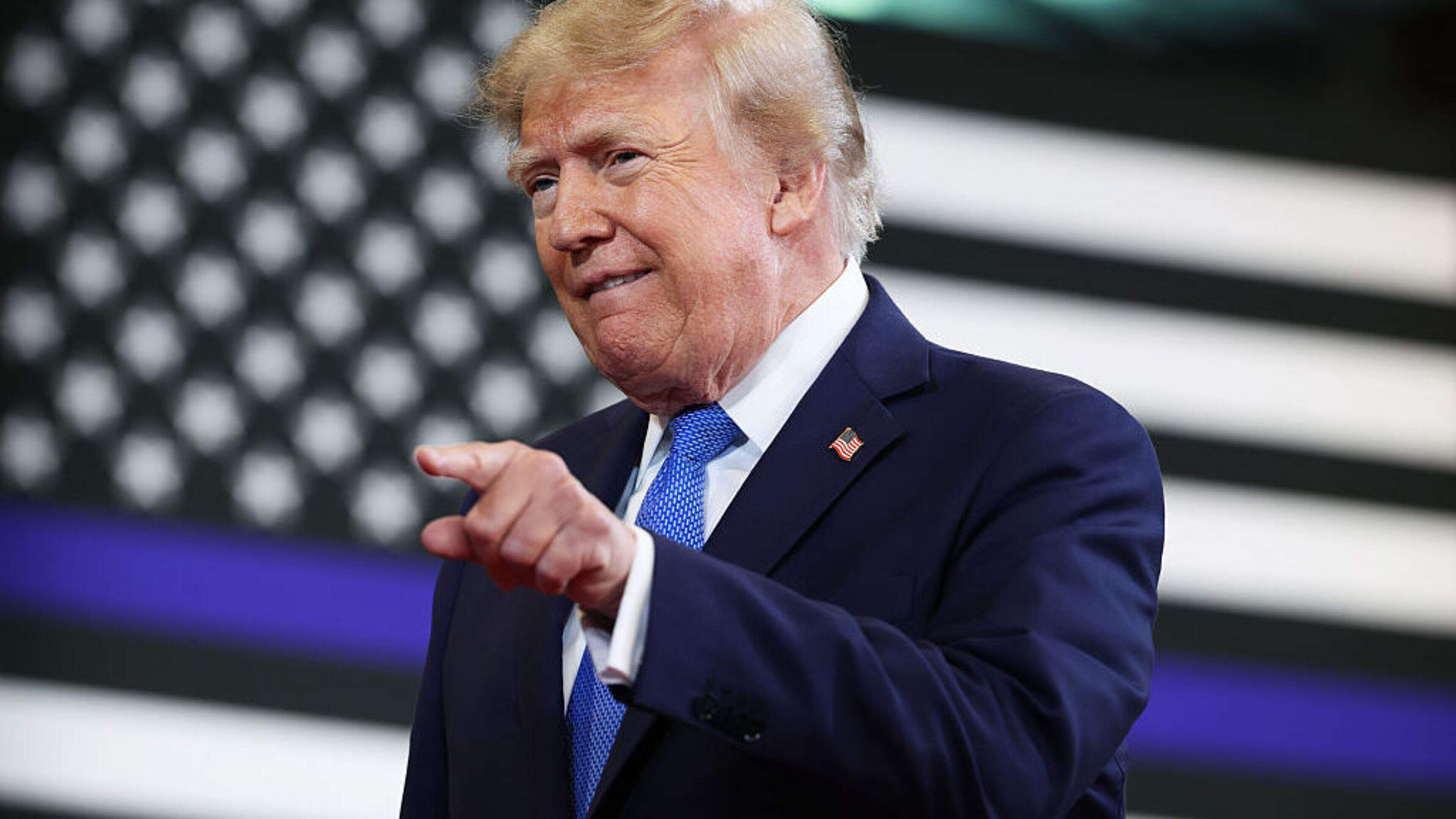 LIVE | Trump ontkent in gesprek te zijn met Iran en claimt volledige controle Straat van Hormuz: ’Nieuw grondgebied VS’