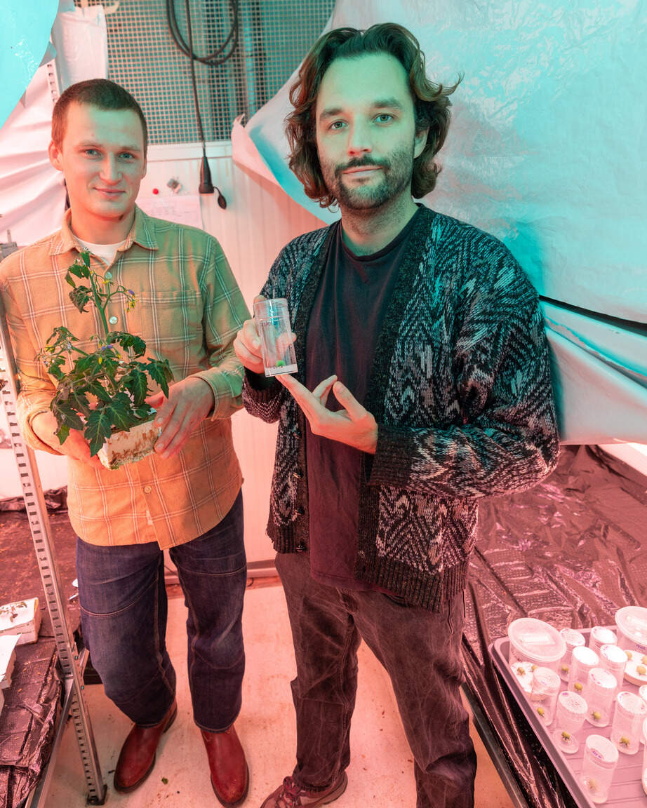 Niels Peeters (l) en Lucas van der Zee in hun laboratorium.  