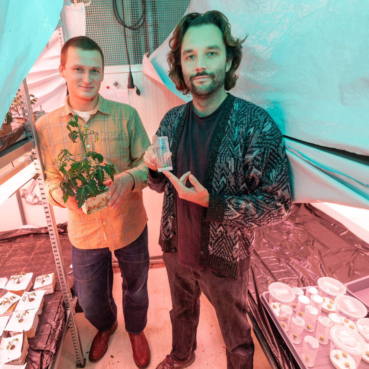 Niels Peeters (l) en Lucas van der Zee in hun laboratorium.  
