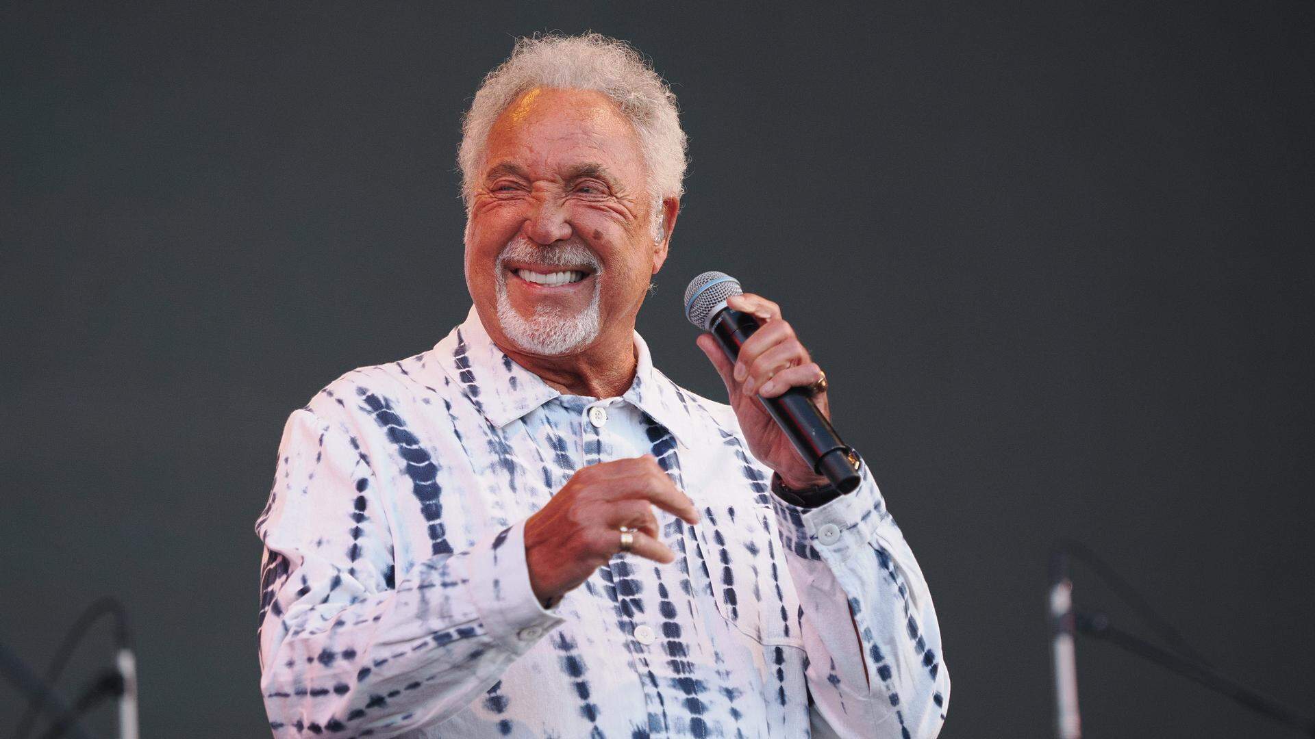 Tom Jones is nog behoorlijk bij stem en nog heel redelijk in de heupen.