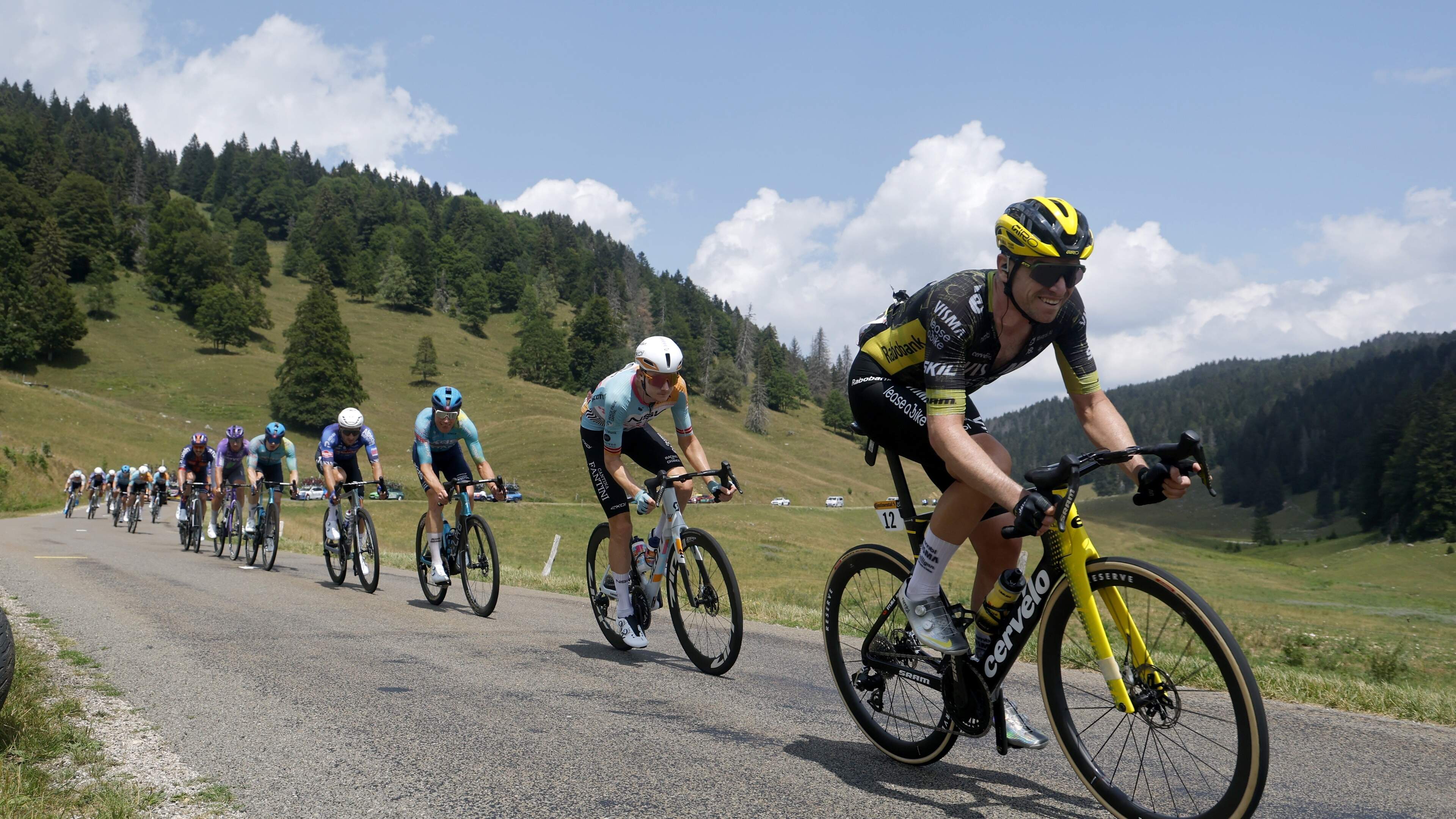 LIVE Tour de France | Grote groep met Tim van Dijke rijdt na lang gevecht eindelijk weg
