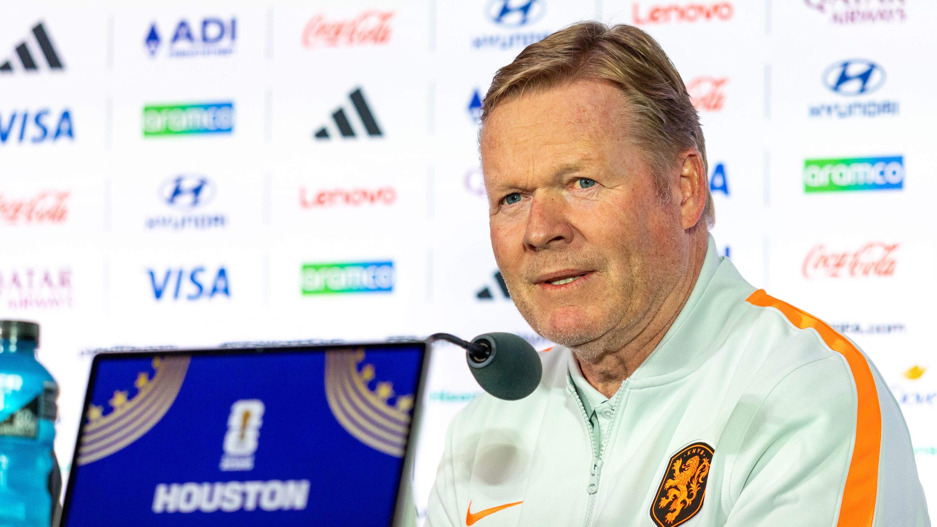 Kritische Ronald Koeman in gesprek met Frenkie de Jong over spel tegen Japan: ’Hij kan zich op dat onderdeel verbeteren’