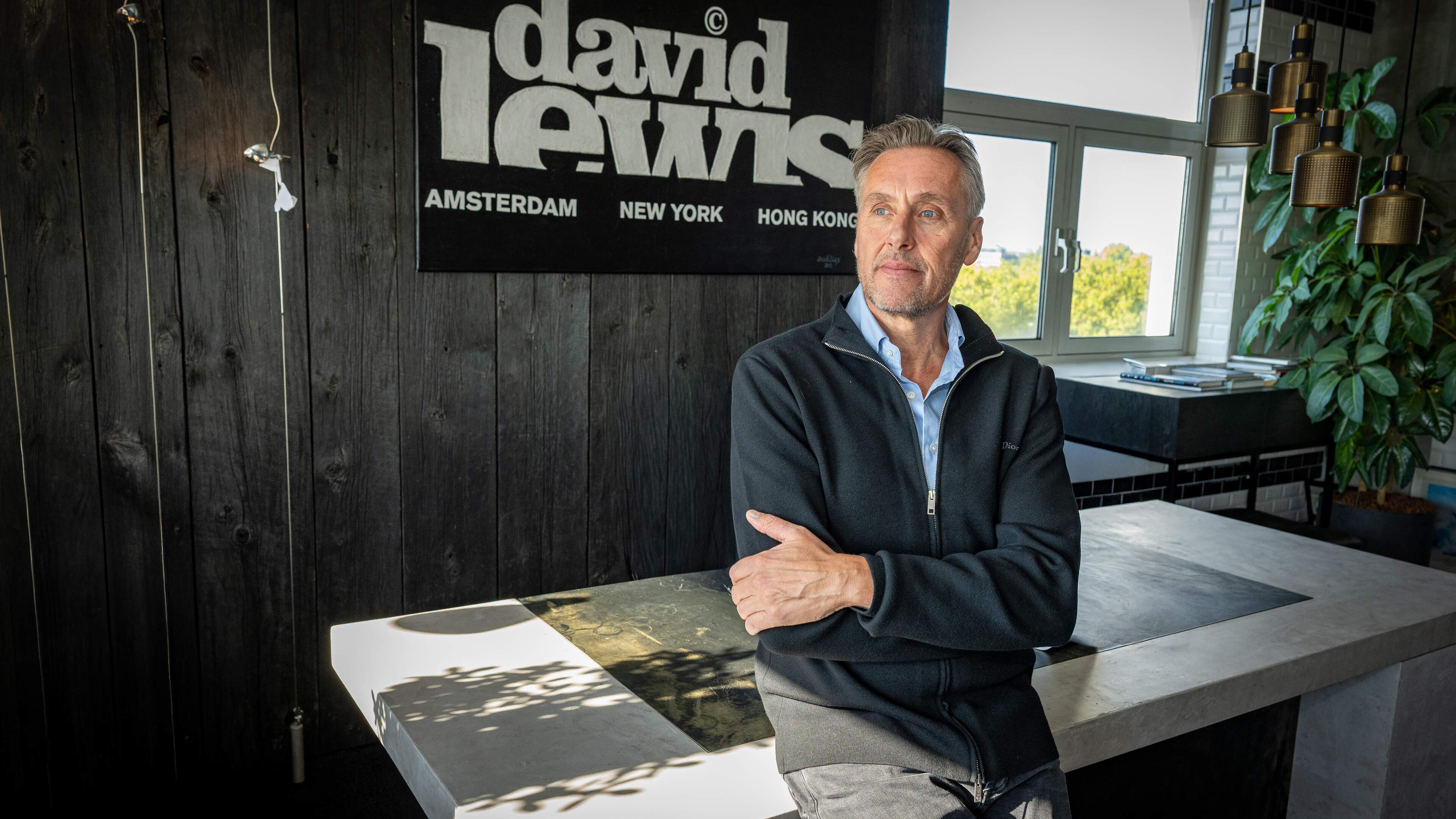 Dance-ondernemer David Lewis, agent van Armin van Buuren, reflecteert op 30 jaar ADE: ’Vroeger was het allemaal een beetje cowboybusiness’