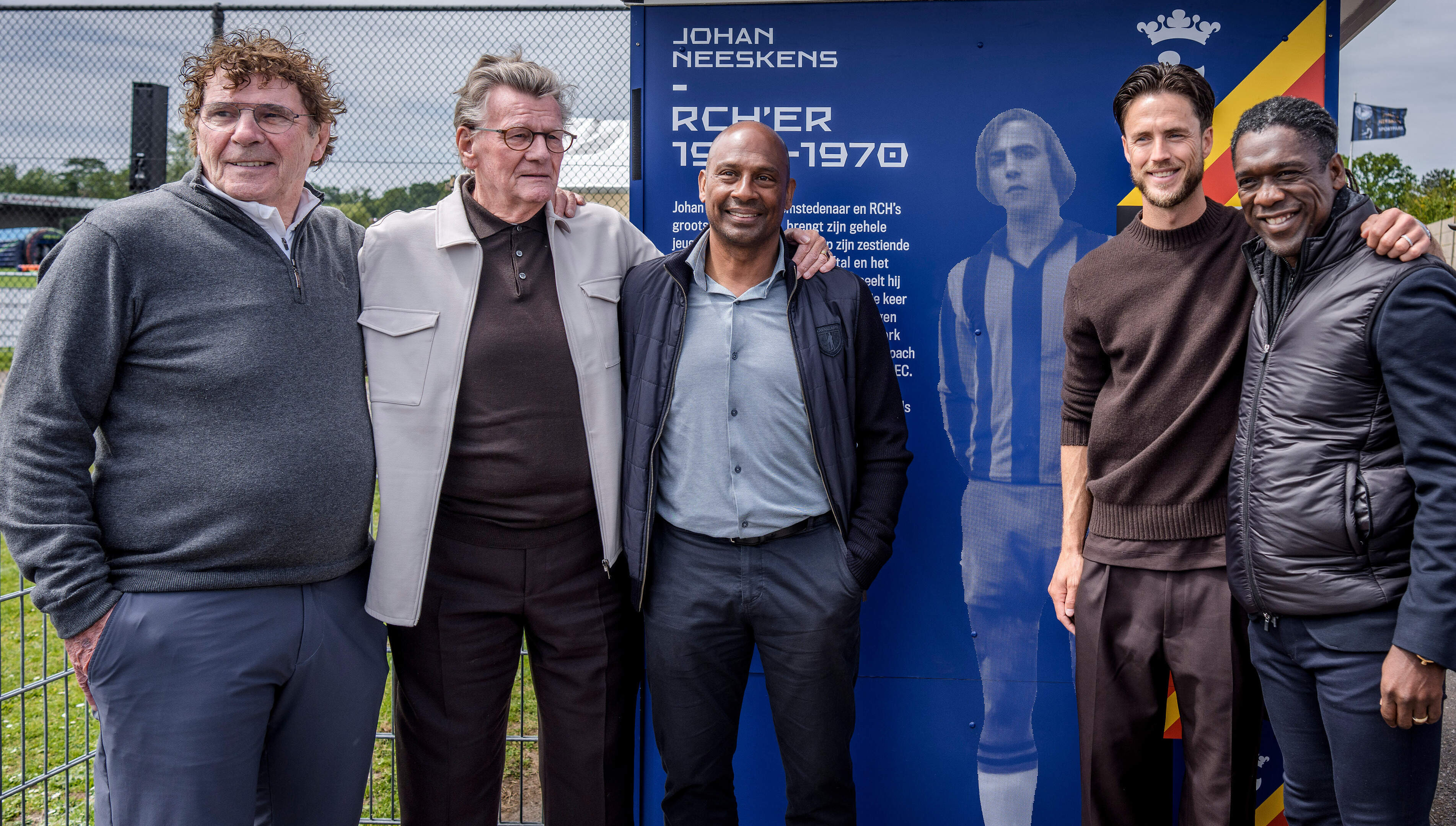 Voetbaliconen brengen eerbetoon aan Johan Neeskens in sportpark dat zijn naam draagt: ’Was vooral een fijne vent’