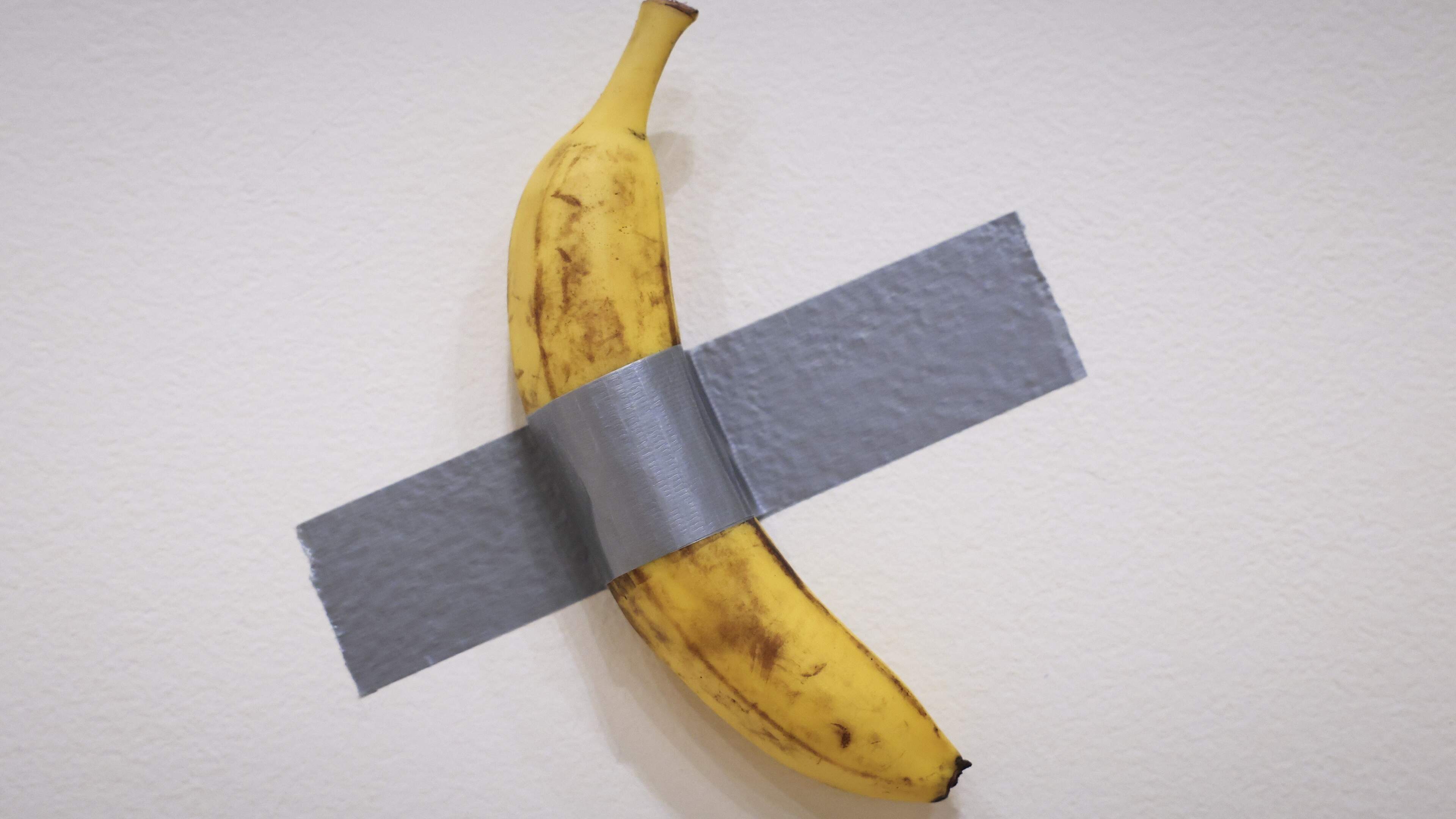 Met tape op muur geplakte banaan gestolen uit Frans museum