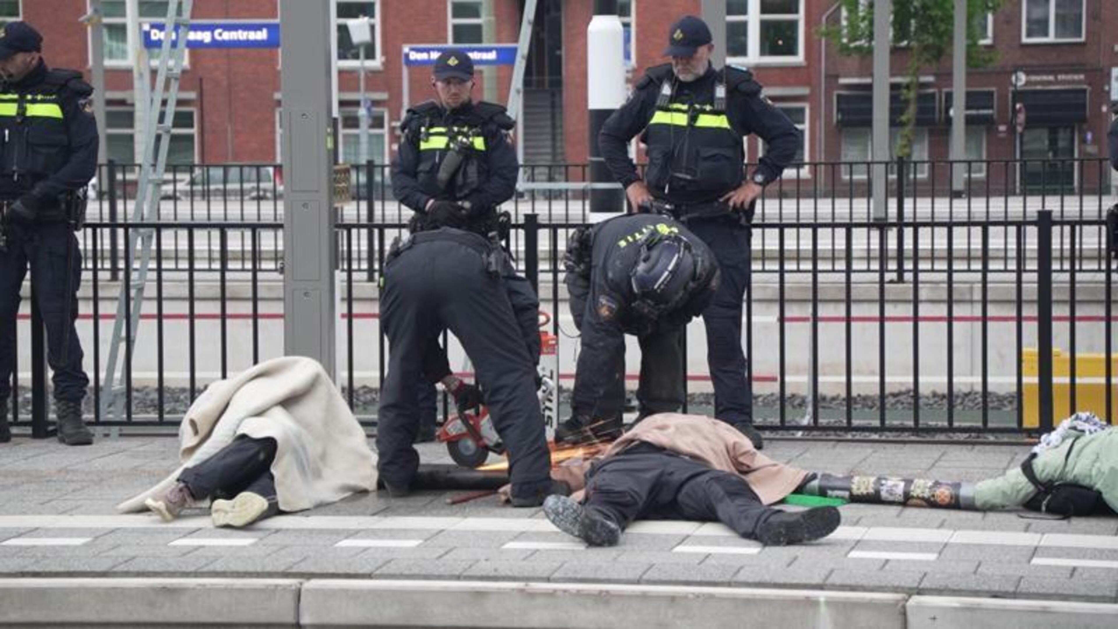 Bizarre situatie: Activisten verwijderd van spoor Den Haag Centraal