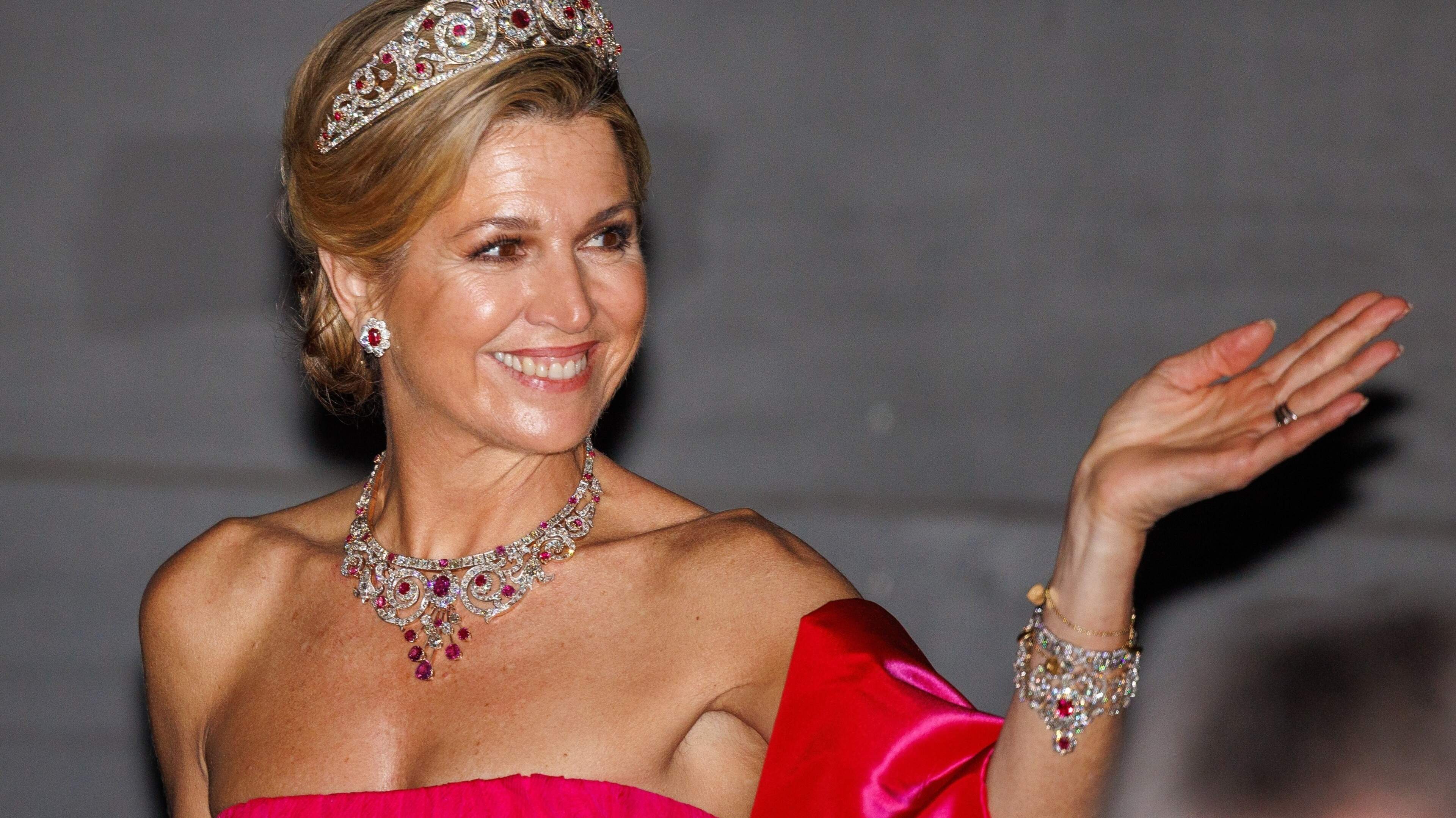 Máxima pakt tijdens diplomatendiner flink uit met lievelingskleuren en straalt als nooit tevoren