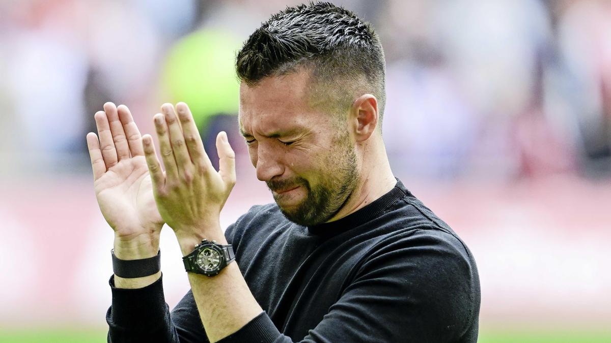 Ajax-coach Francesco Farioli in tranen.