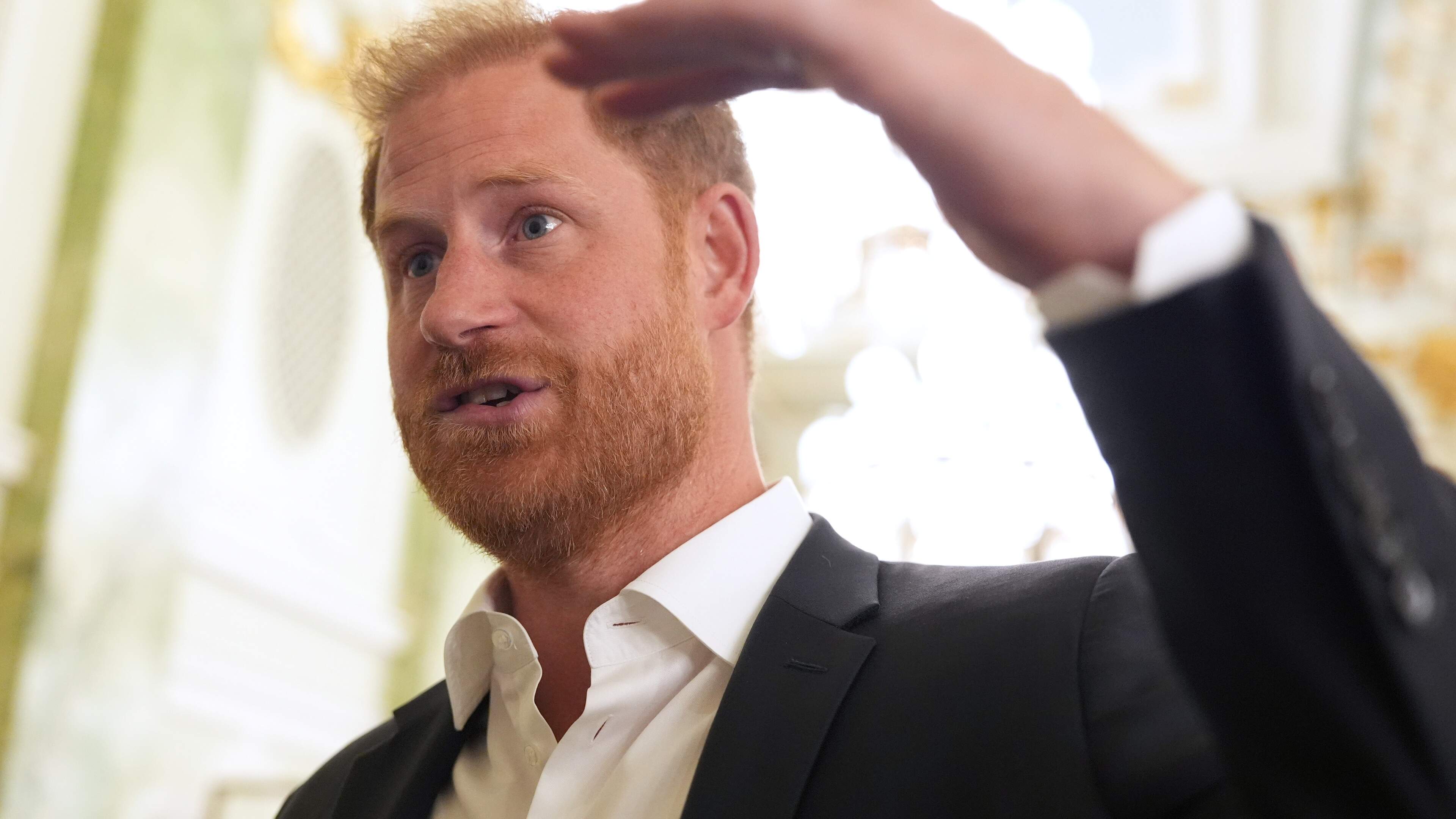 Prins Harry en andere prominenten moeten van hof 11,1 miljoen euro betalen aan uitgever van Daily Mail