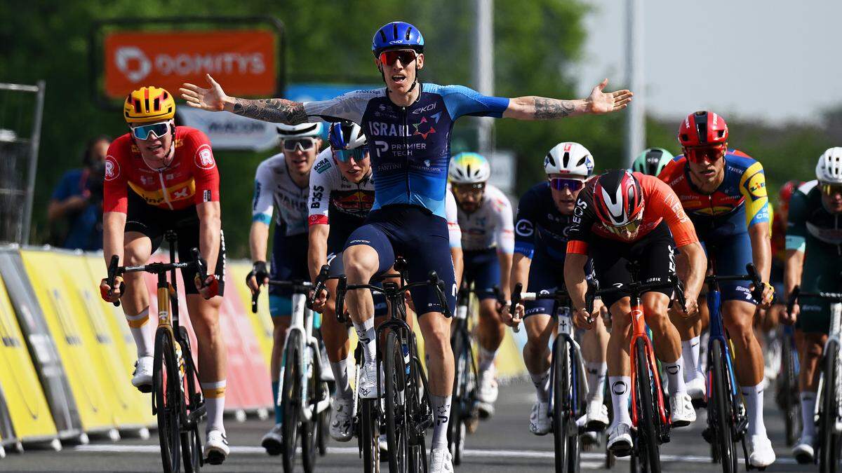 Jake Stewart verrast Jonathan Milan in sprint Dauphiné, leider Remco Evenepoel ten val in slotkilometer