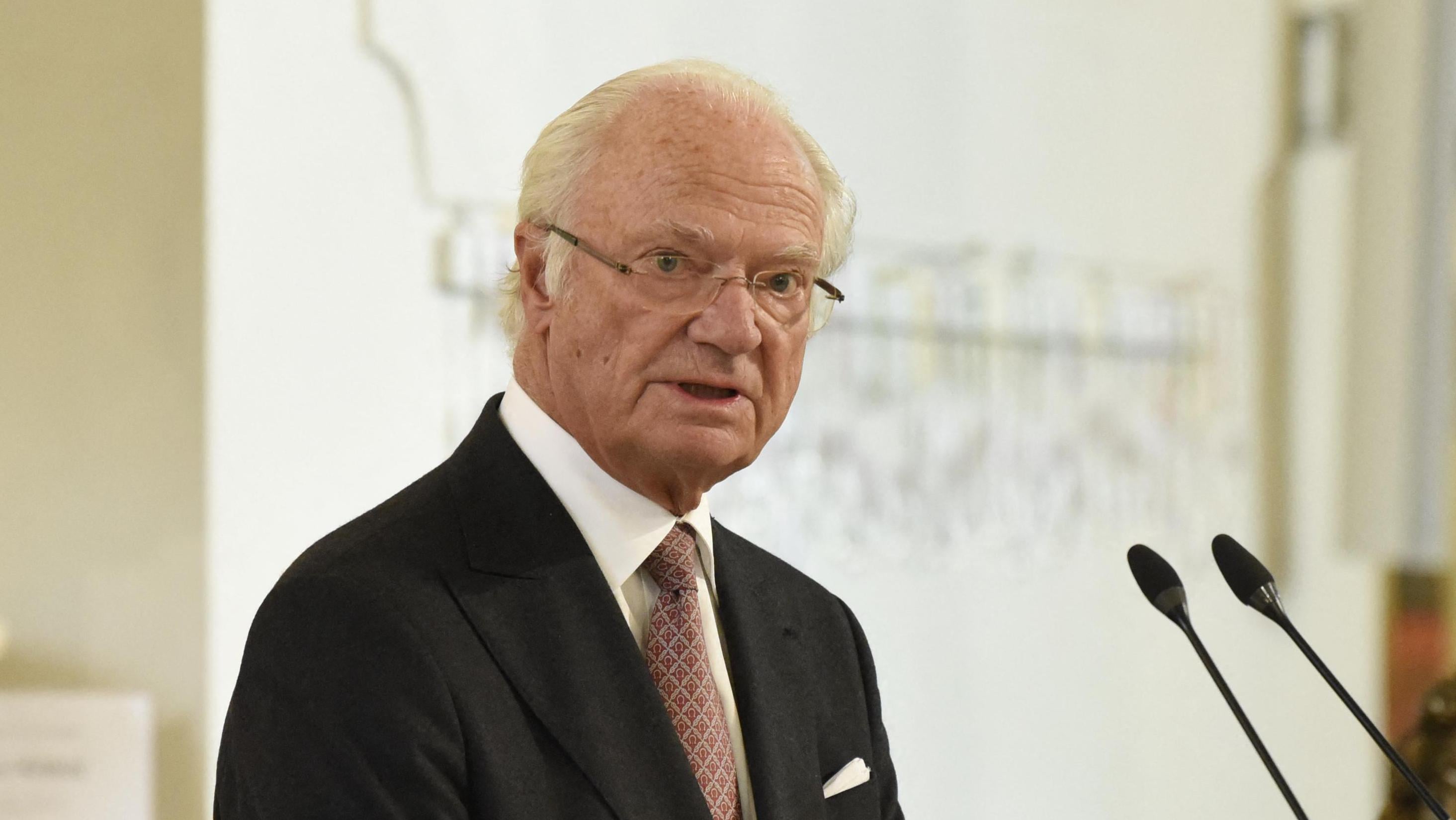 Koning Carl Gustaf ontzet door zwaardaanval op school: ’Mijn gedachten gaan uit naar de hele gemeenschap’
