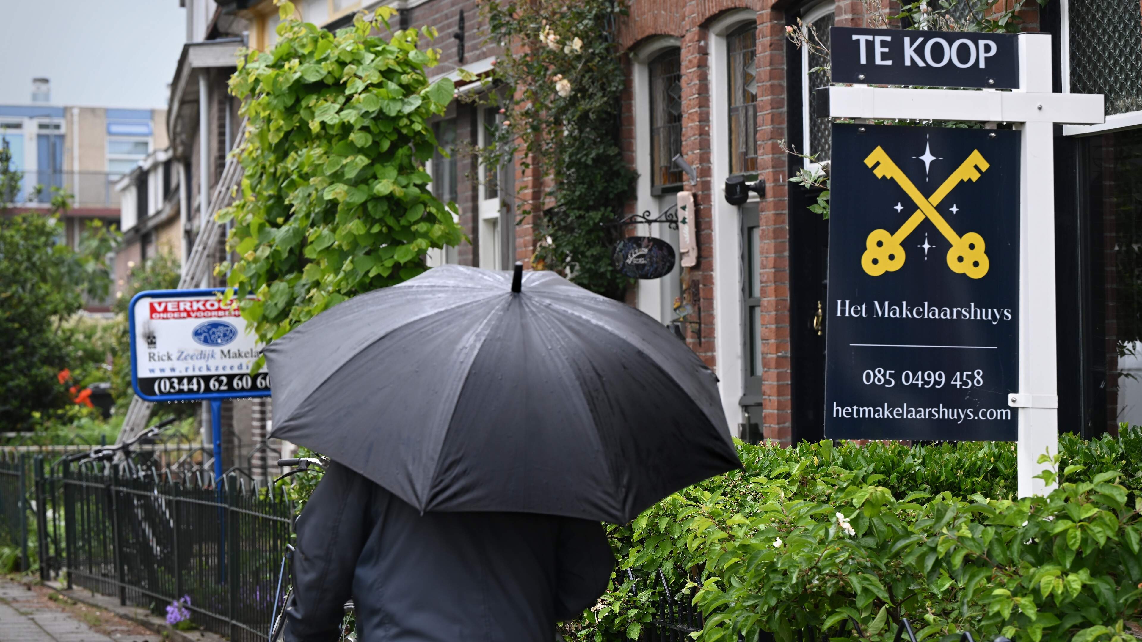 Zorgen om dalende verkopen van duurdere woningen, experts zien huizenmarkt afkoelen: ’Het is code geel’