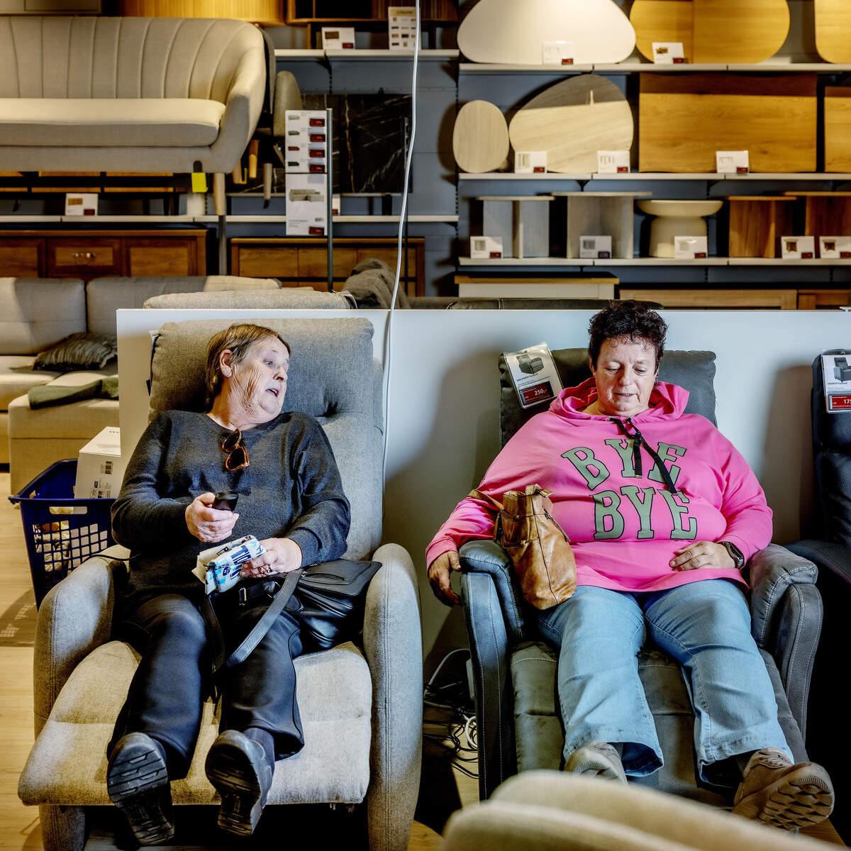 Bezoekers van een Jysk vestiging in Muiden