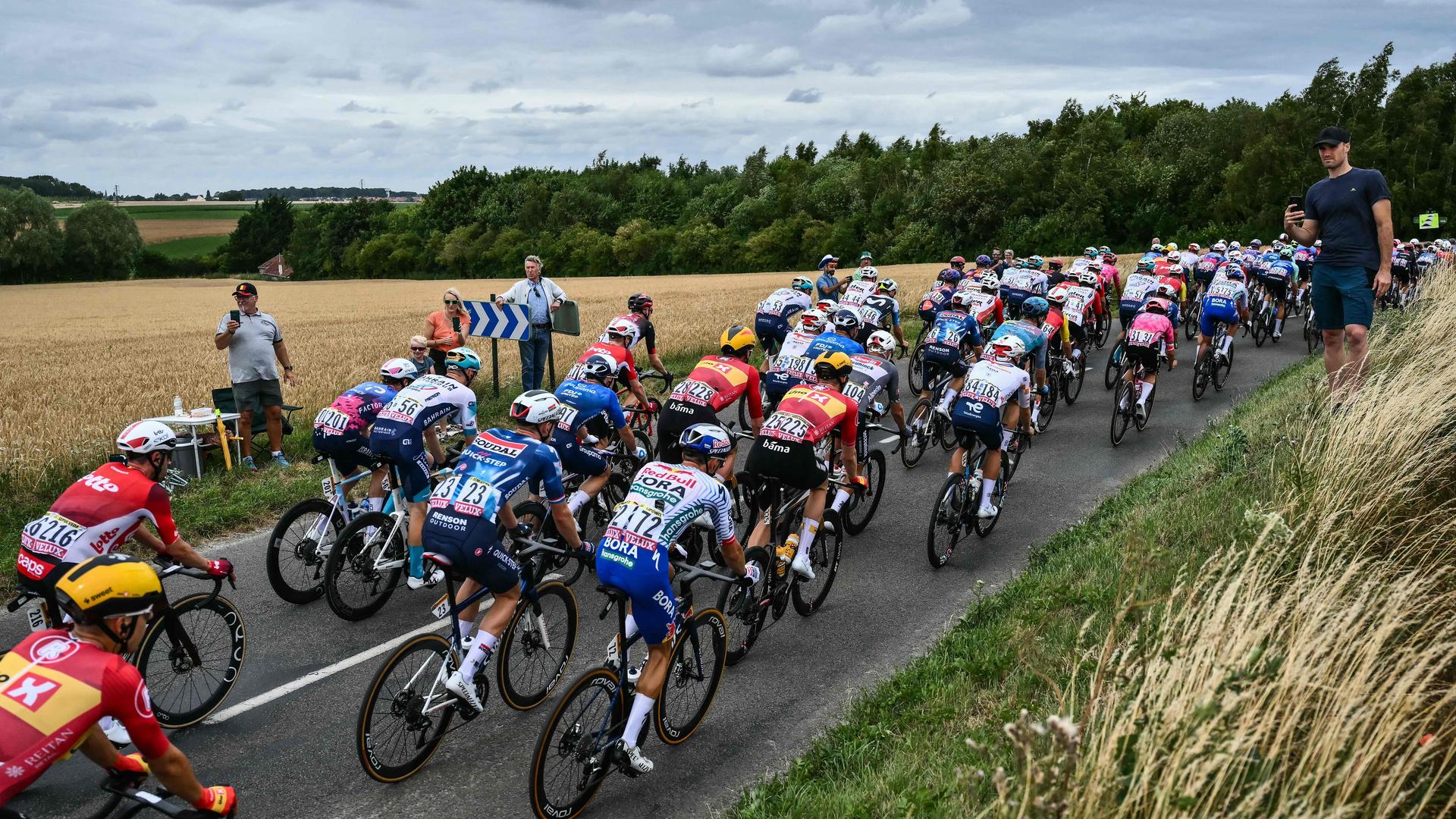 Het peloton is onderweg in de openingsetappe van de Tour. 
