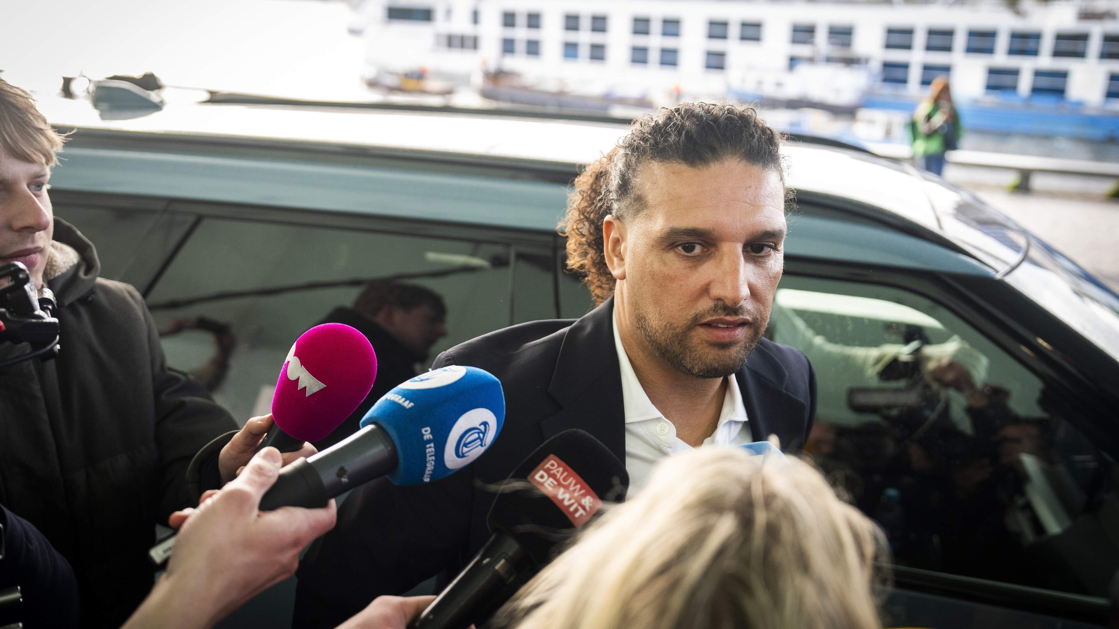 Het lijkt wel een tactiek van Ali B om zo laat mogelijk aan te komen bij het gerechtshof: ’Als waarheid maar boven tafel komt’