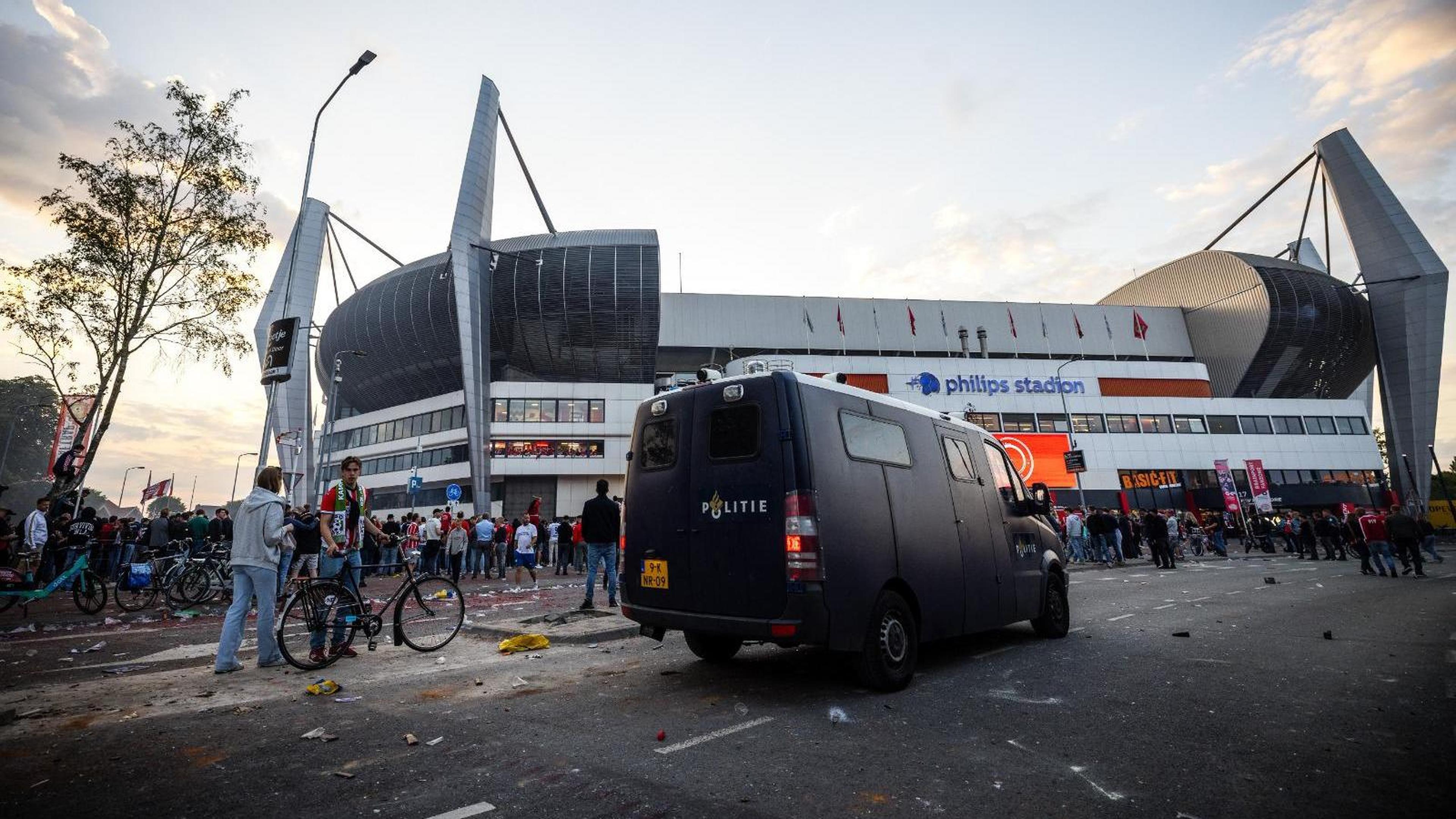 Veertien agenten gewond en 22 aanhoudingen na kampioensfeest PSV op zondag