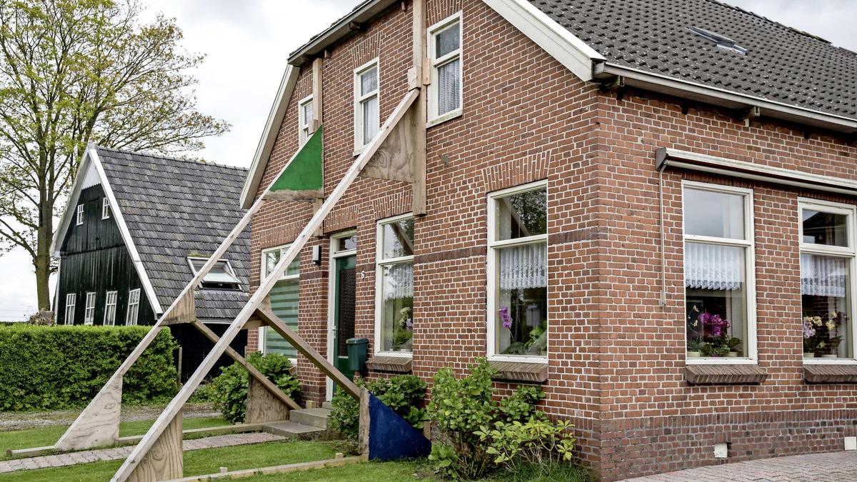 Beschadigde woning door de aardbeving staat in de stutten in de buurt van Loppersum.