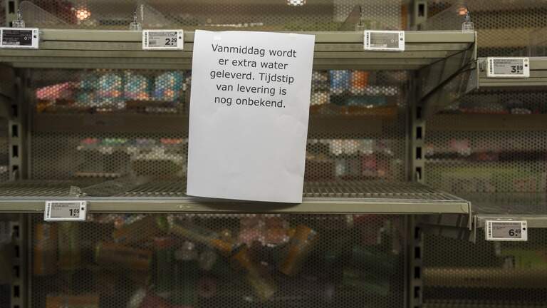 Het schap met flessenwater is leeg in een supermarkt in de regio Utrecht.