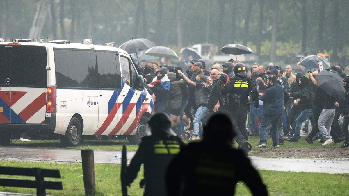Politievakbond wil wapenarsenaal ME uitbreiden na aanval op agenten bij  rellen in Den Haag: 'Anders blijft alleen het pistool over' | De Telegraaf
