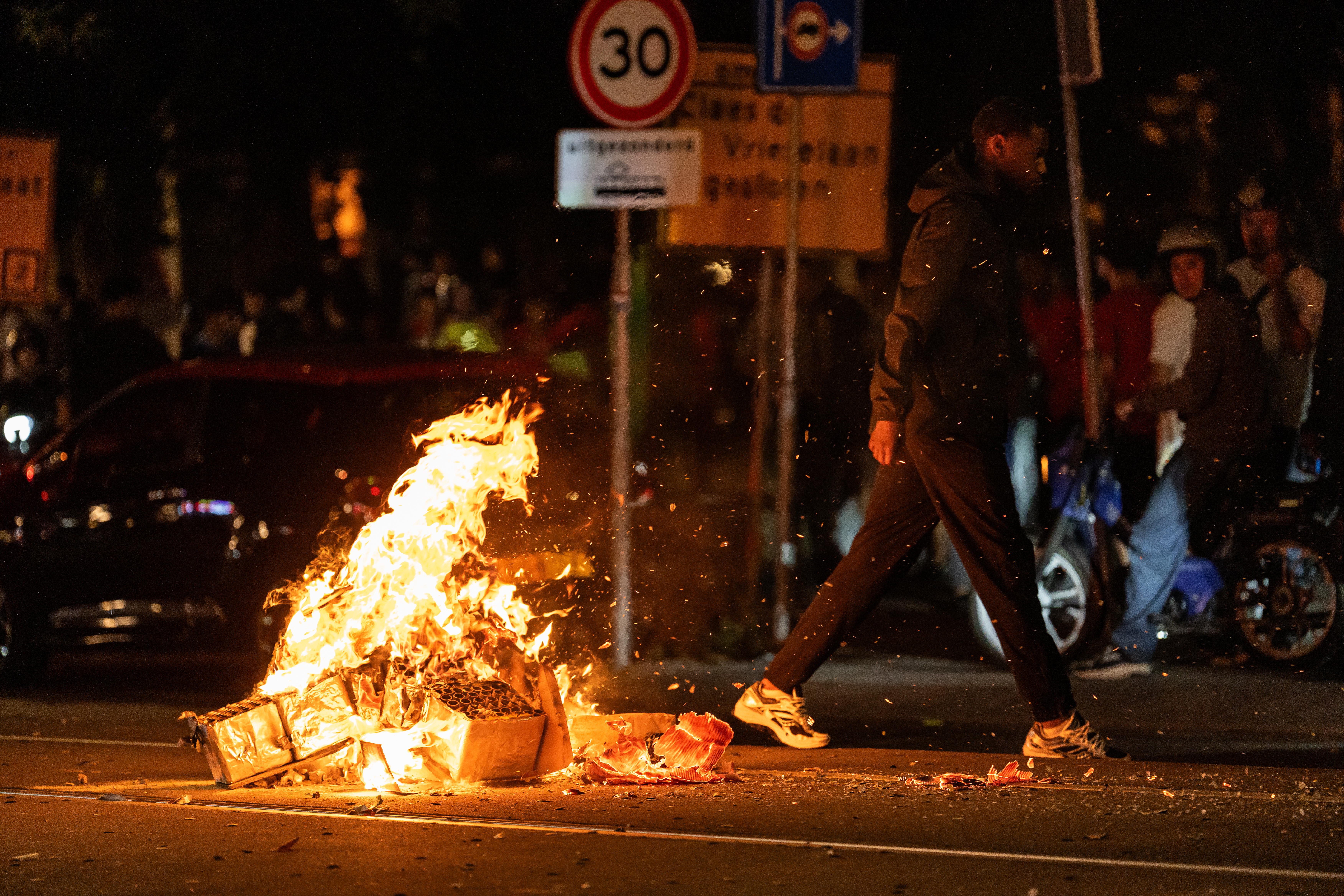 Politieagent gewond en meerdere arrestaties in Europese hoofdsteden na uitschakeling Marokko op WK