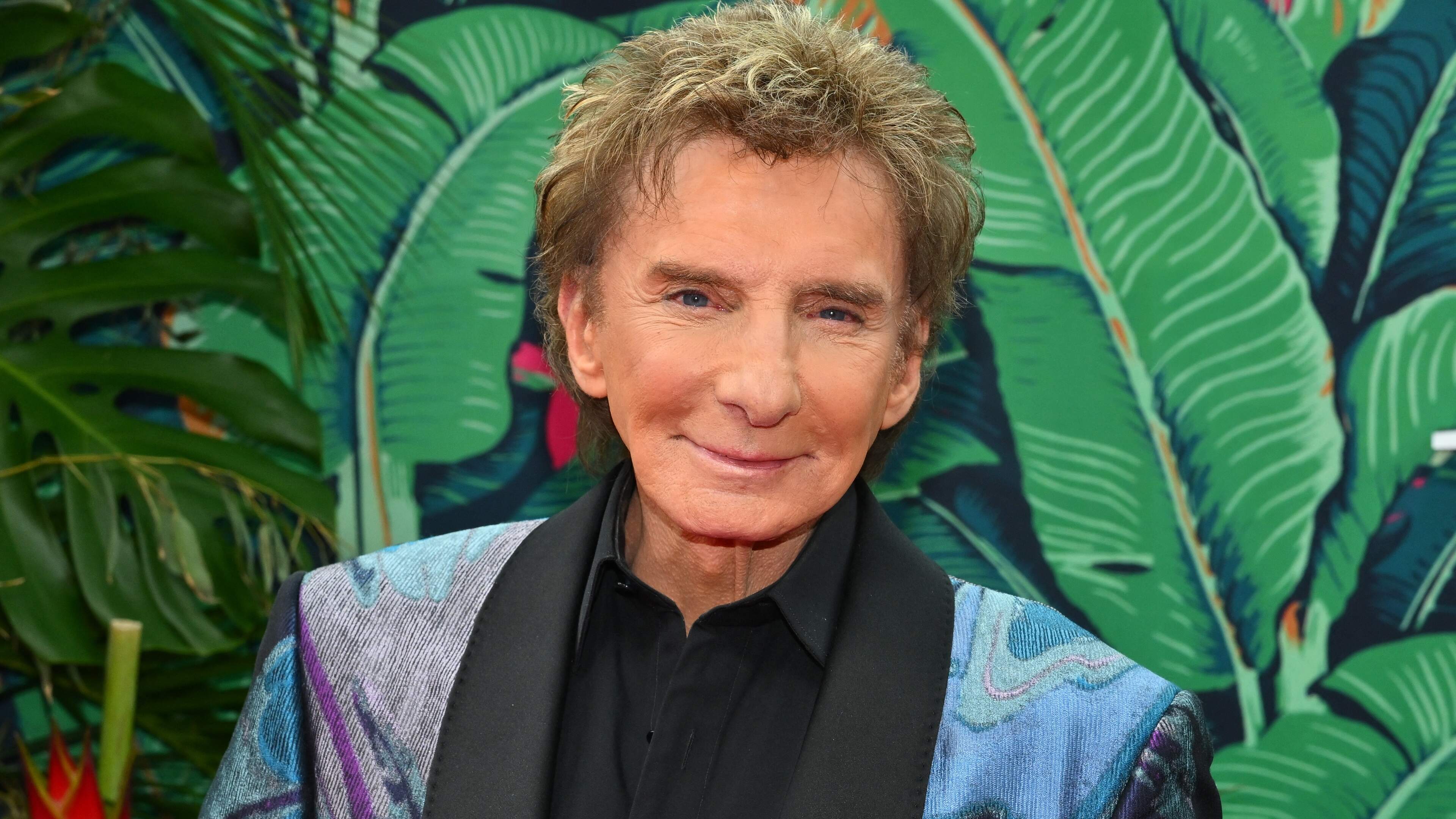 Barry Manilow (82) vreest voor stem na kankerbehandeling: ’Klonk niet als mezelf’