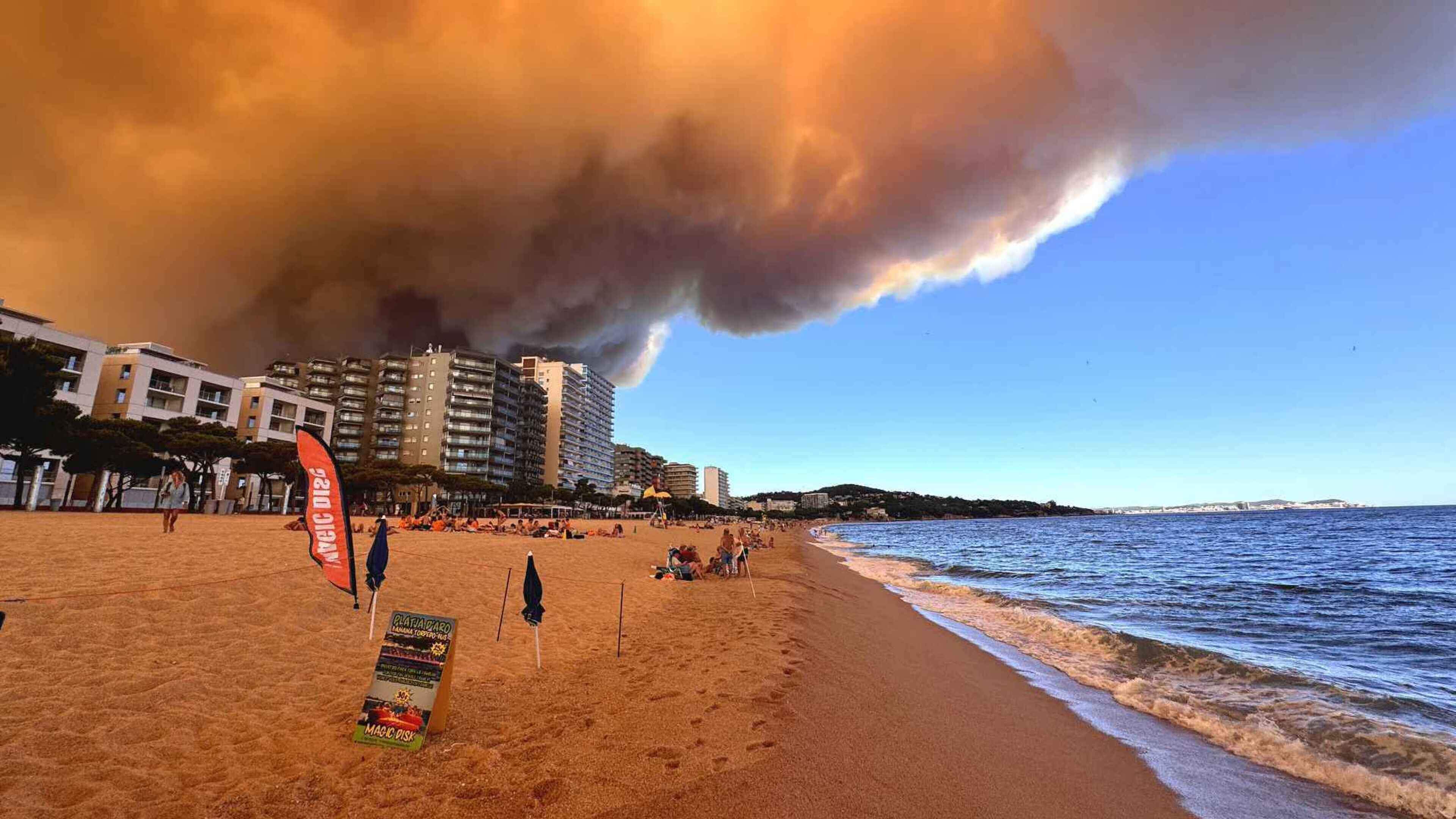 Nederlanders vluchten door giga vuurpluimen aan de Costa Brava: ’Nog nooit gezien’