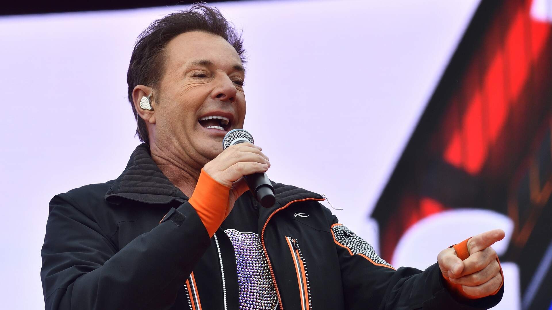 Vrijdagavond liep het uit de hand toen Gerard Joling tijdens zijn optreden werd geraakt door een biertje.