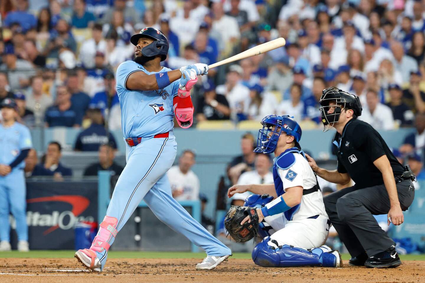 Vladimir Guerrero Jr. slaat een homerun in de derde inning.
