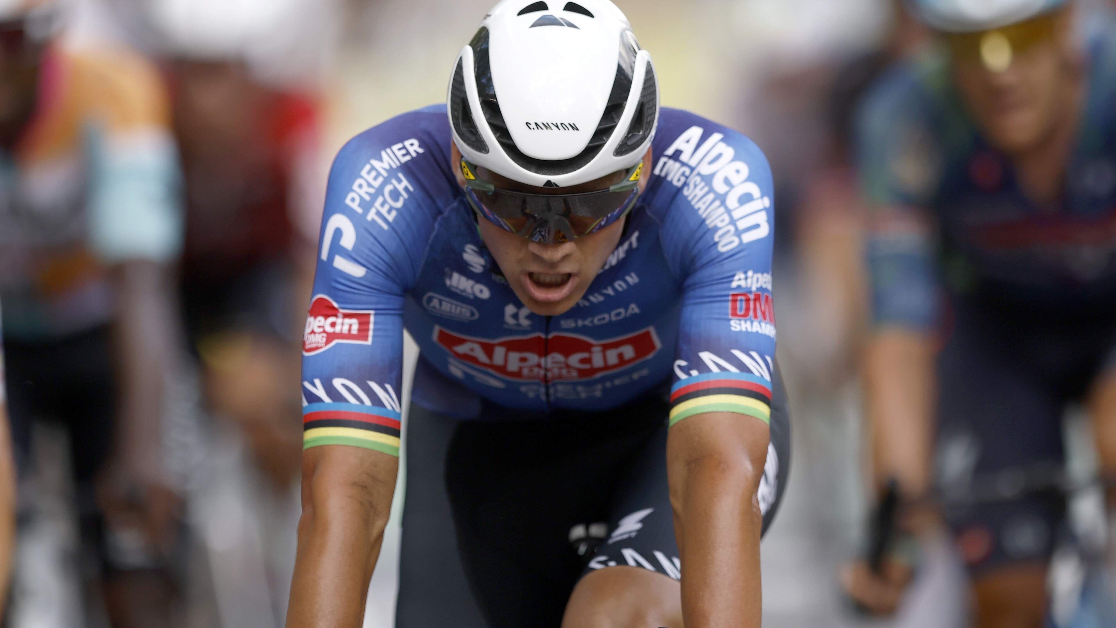 Zo vreselijk kapot zat Mathieu van der Poel na krankzinnige zege in Parijs: te uitgeput om te vieren