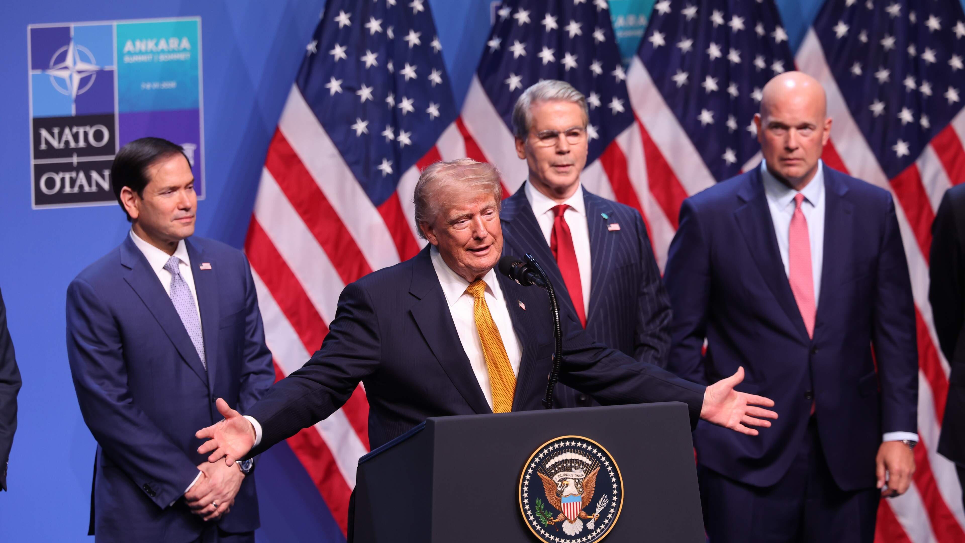 Trump slaat op NAVO-top in Ankara als een blad aan een boom om: van donderpreek tot ’enorm veel liefde’