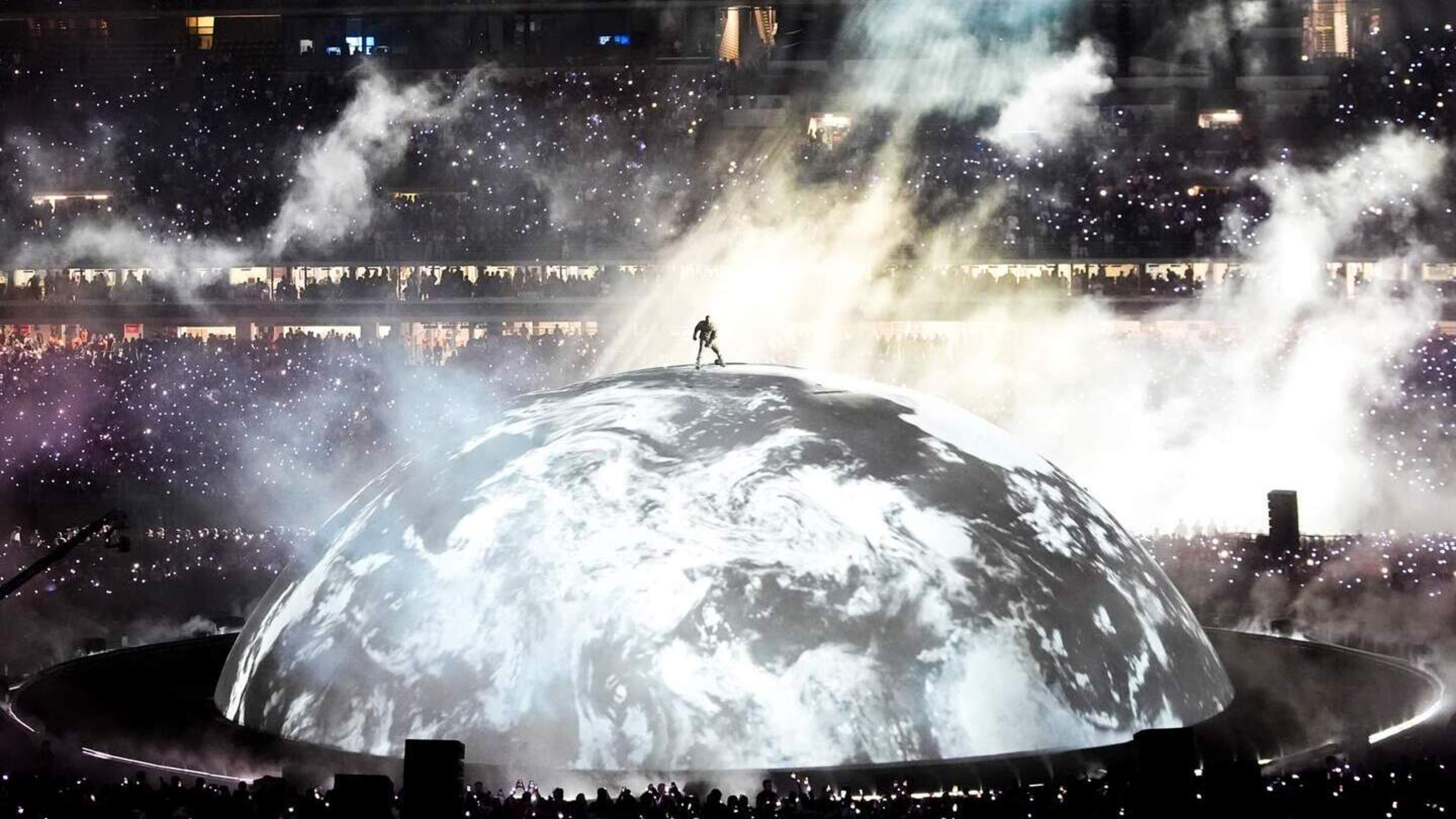 LIVE | Omstreden optreden Kanye West zo van start in GelreDome, demonstranten aanwezig bij terrein