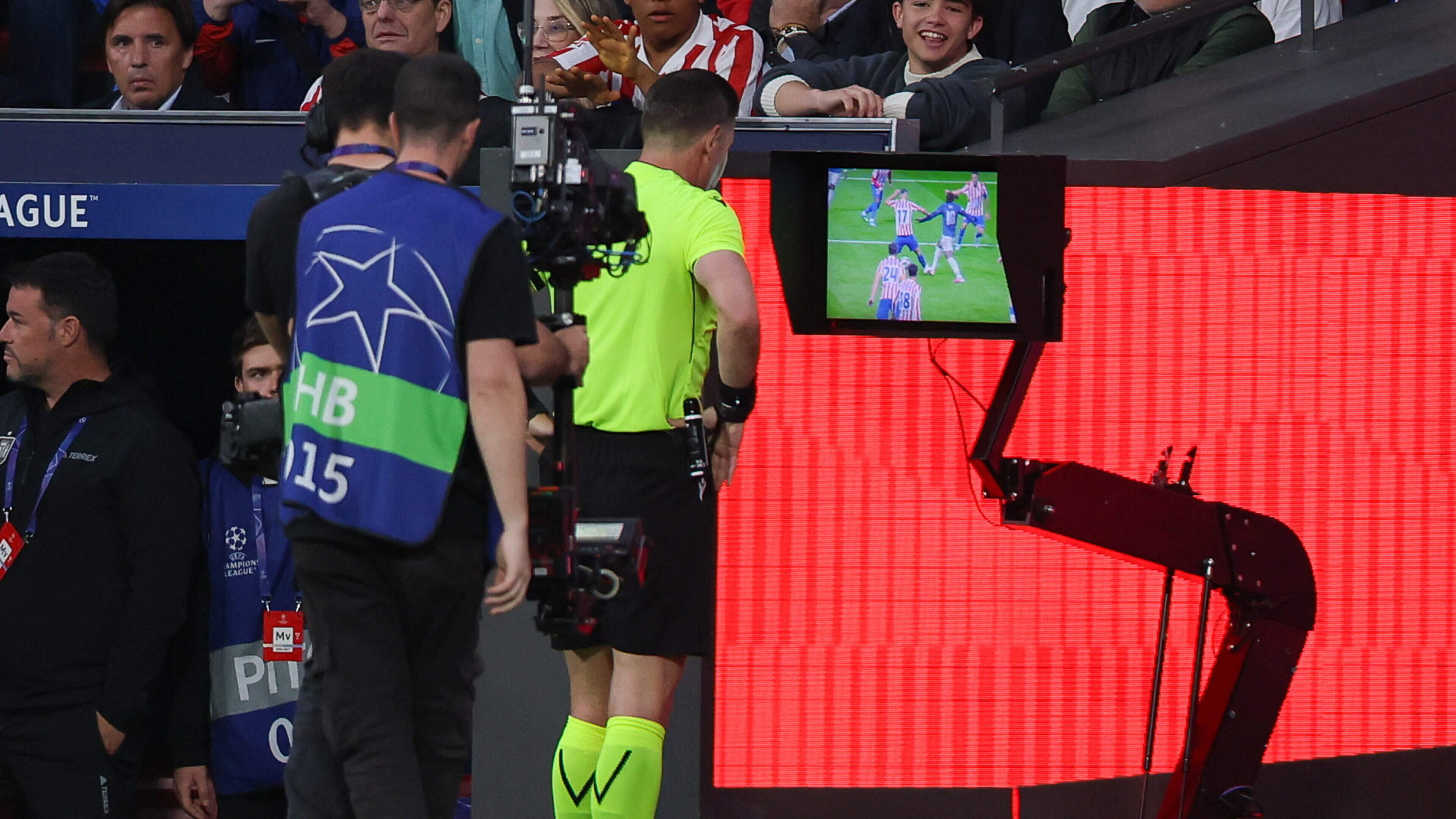 UEFA wil gebruik VAR drastisch veranderen: ’Beoordelingen hebben niets met voetbal te maken’