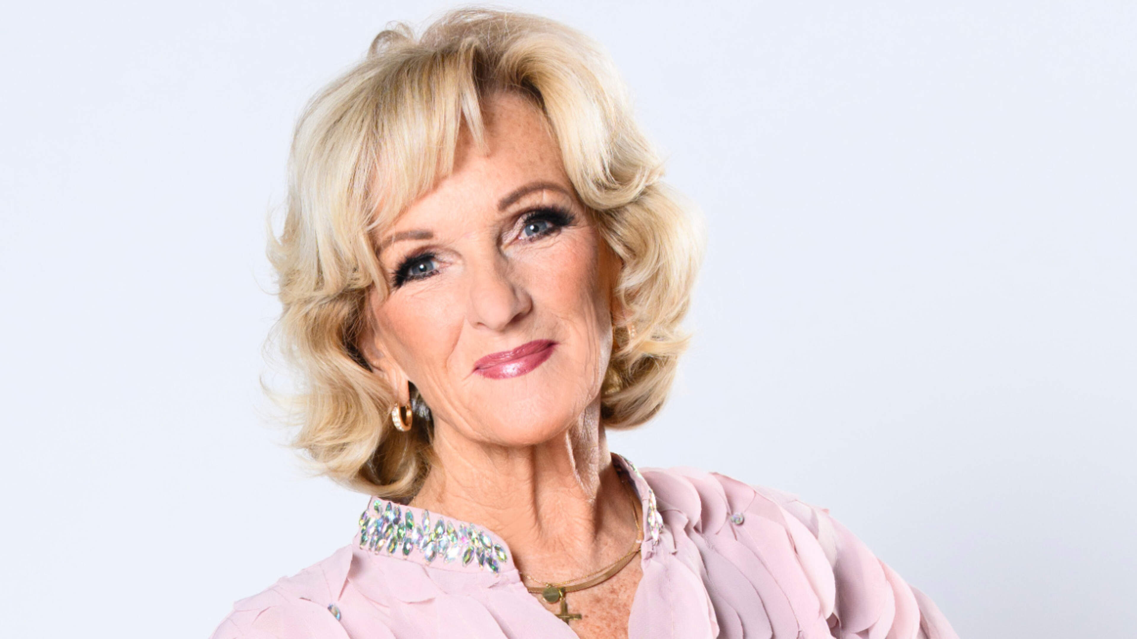 Tineke Schouten (71) vindt het eng om iets in haar gezicht te spuiten: ’Maar misschien wordt het eens tijd’