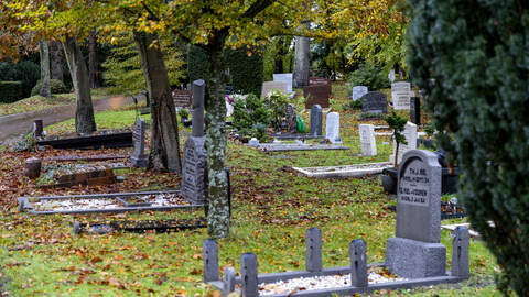 Herdenken tussen de grafstenen is niet griezelig, maar juist heel sereen.