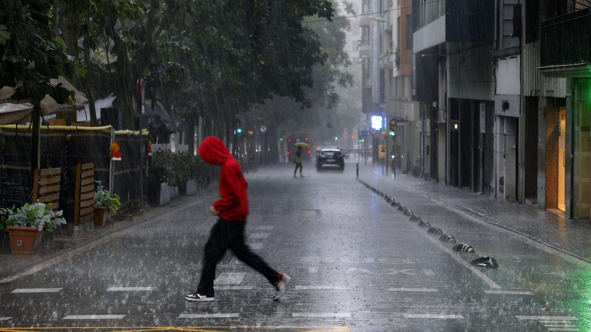 In en rondom Barcelona is het leven flink ontregeld door zware regenval.