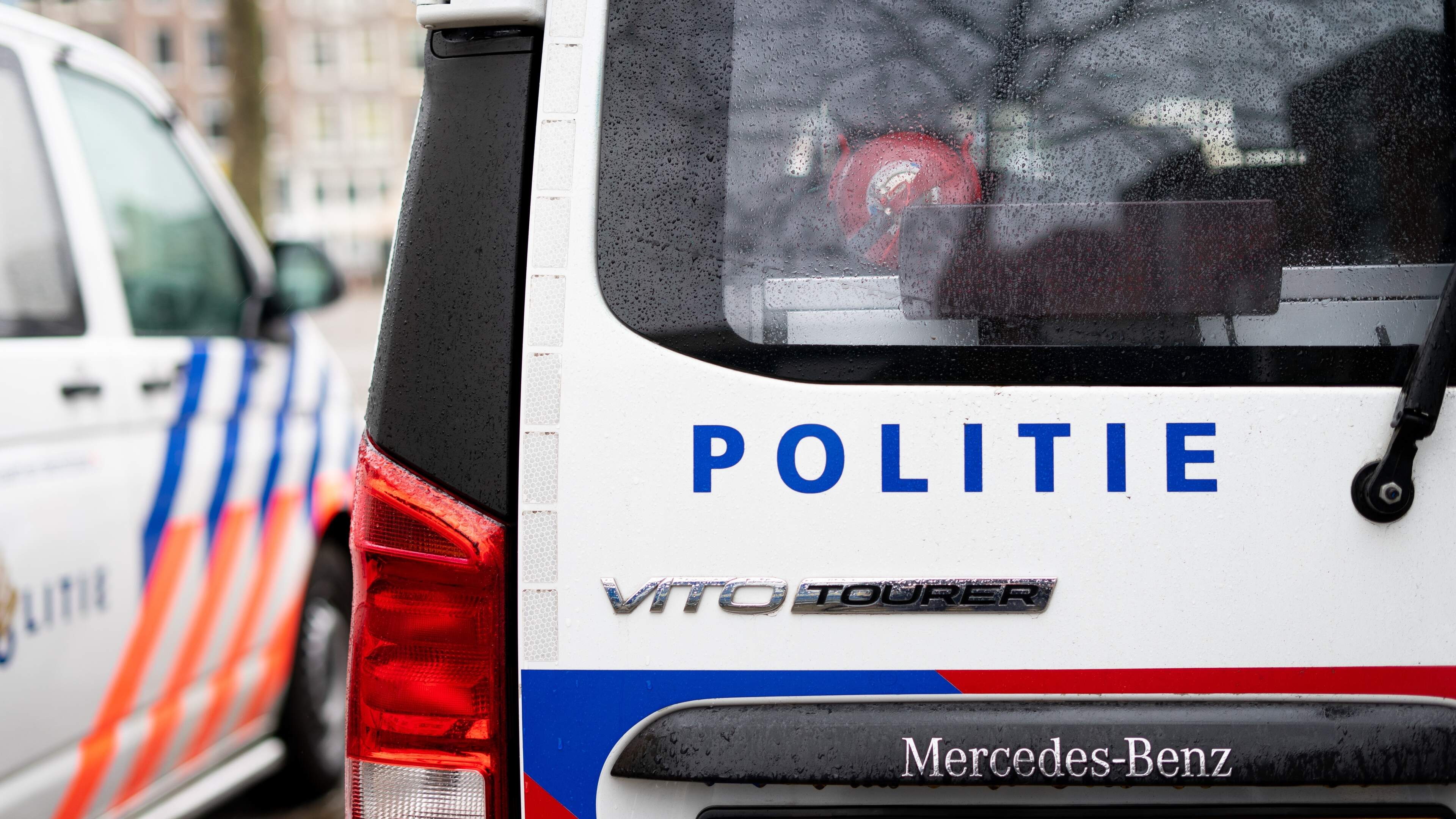 Veel rook zichtbaar in Amsterdam door grote brand, ’mogelijk iets geëxplodeerd’