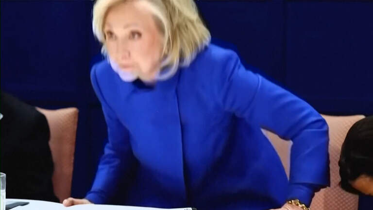 Hillary Clinton woest en verlaat hoorzitting: ‘Ik ben er klaar mee ...