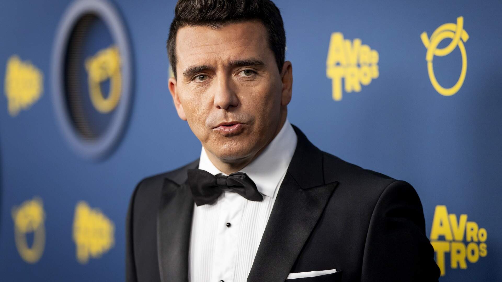 Jan Smit annuleert optredens door keelontsteking | De Telegraaf