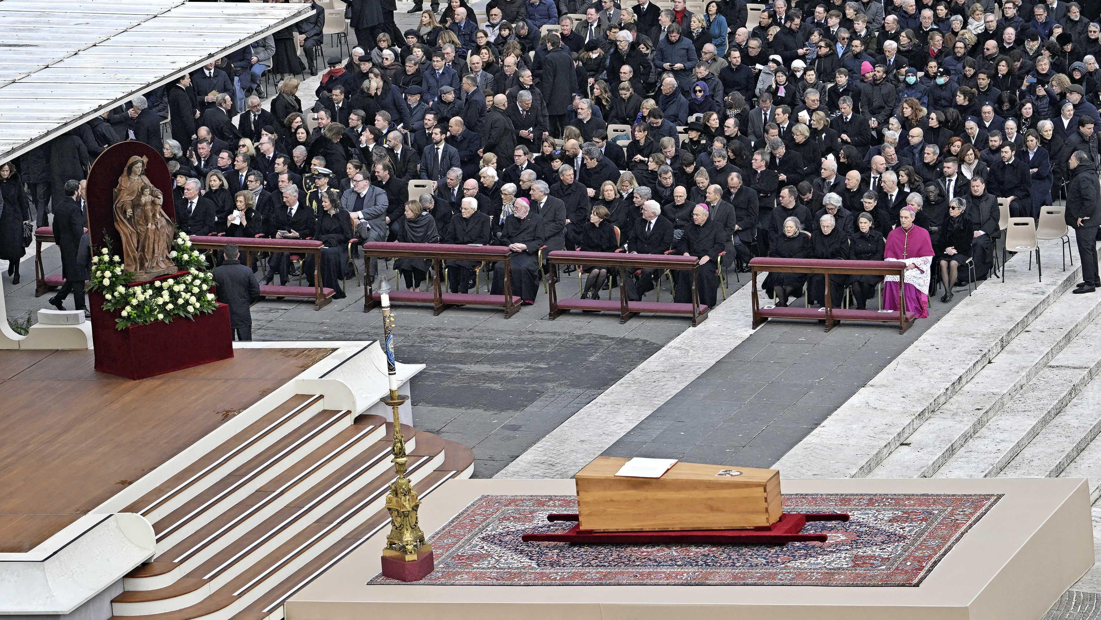 Tienduizenden bij uitvaartdienst afgetreden paus Benedictus XVI | De ...