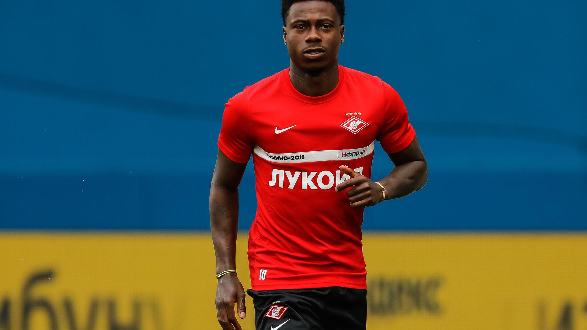 Quincy Promes komt na uitlevering door Dubai aan op Schiphol | De Telegraaf