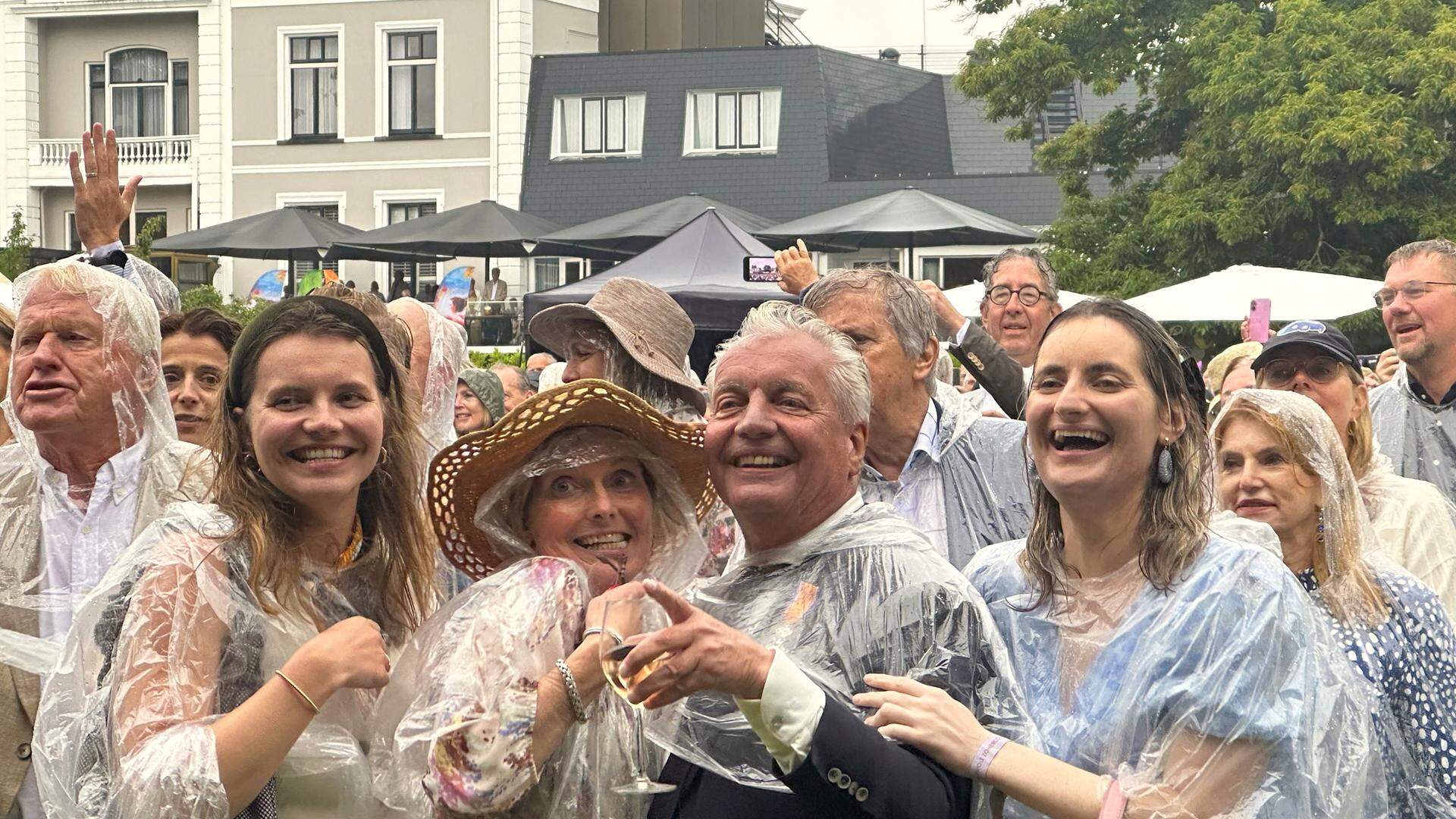 Brigitte en Marc van Gulick (m.) met hun dochters Annemijn (l.) en Roos.