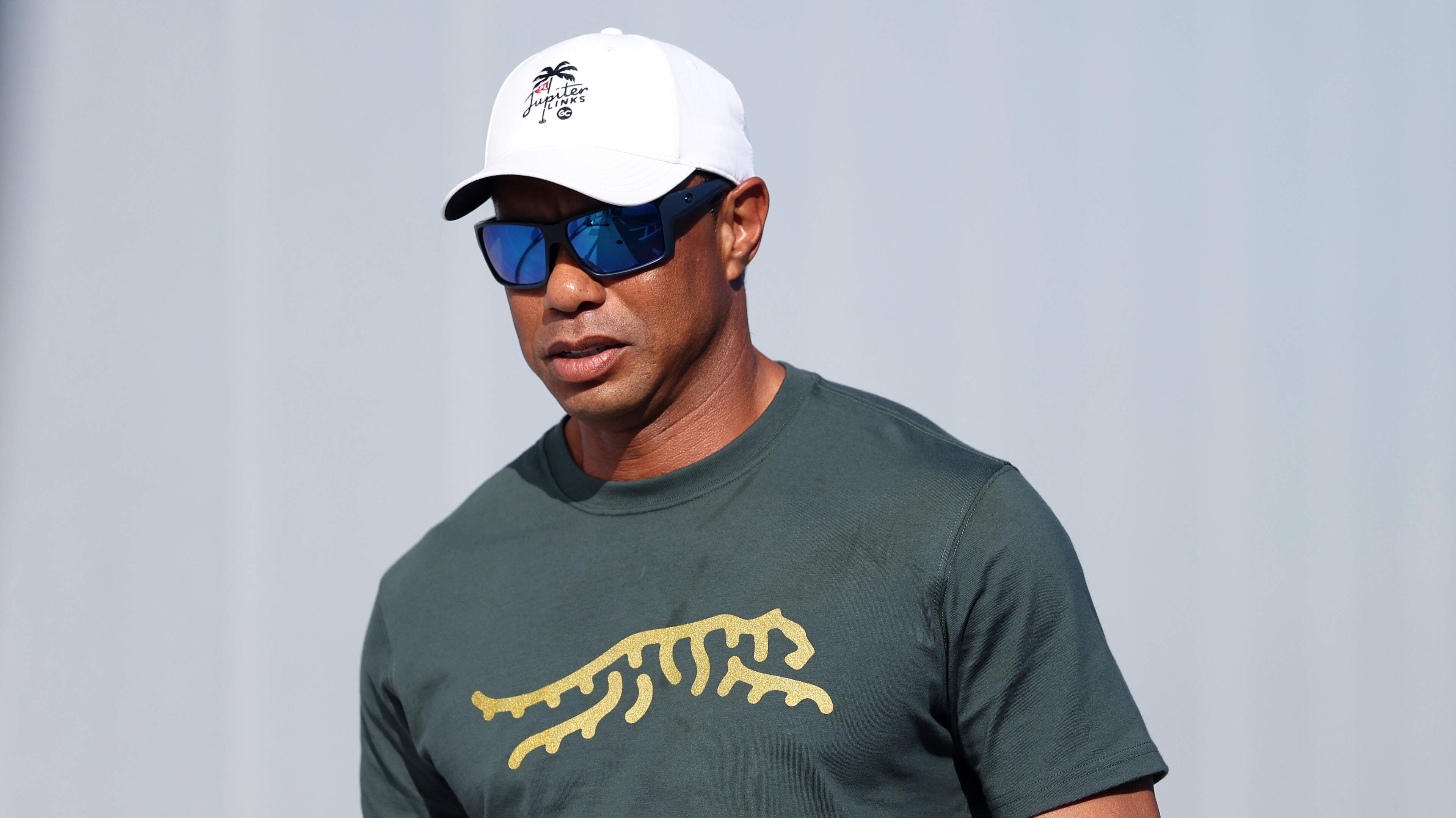 Golflegende Tiger Woods voor het eerst in het openbaar gespot na behandeling in Zwitserse afkickkliniek