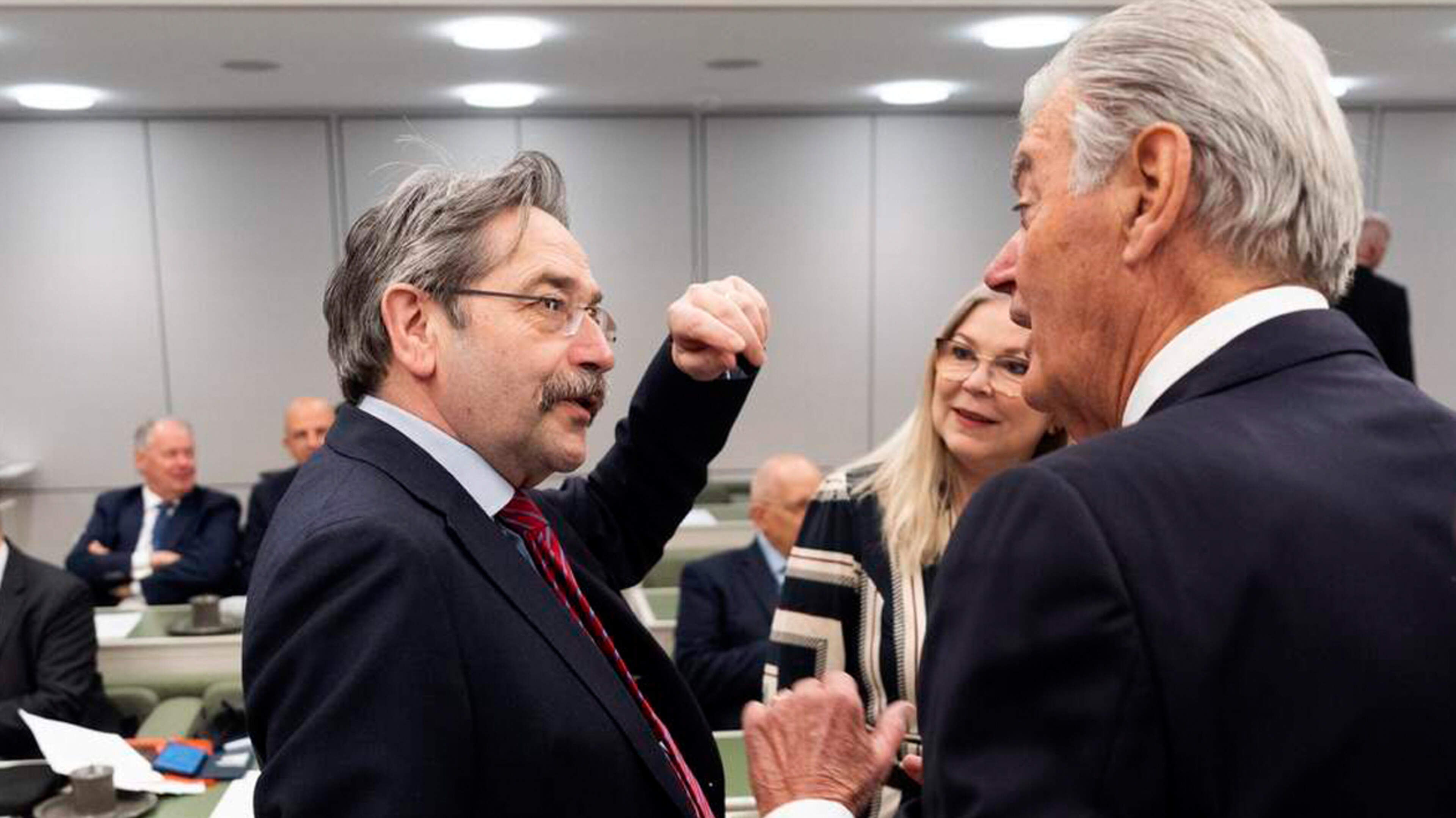 Hoogspanning in de Eerste Kamer: onbekende eenpitter geeft mogelijk doorslag bij asielwetten