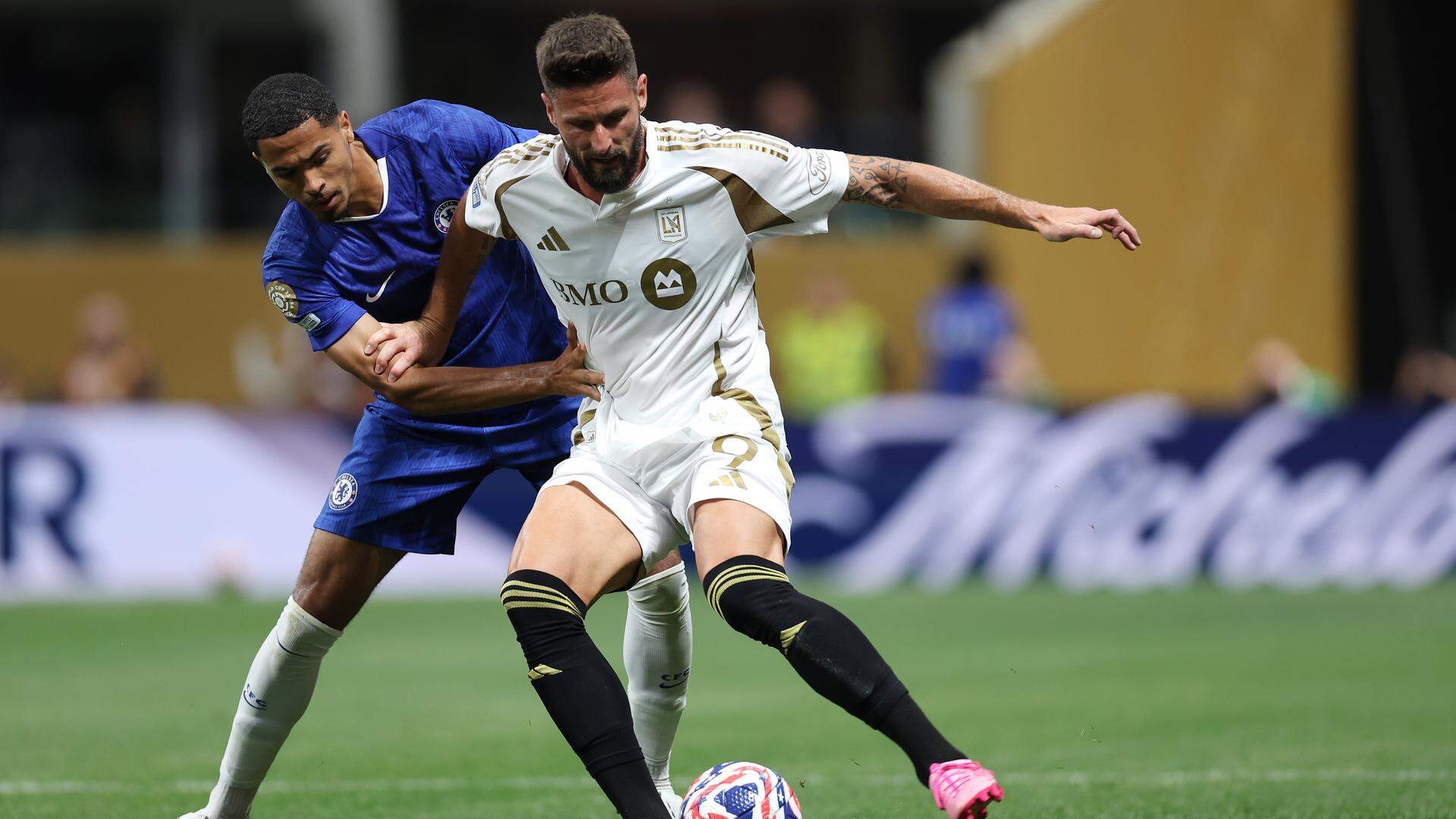 Olivier Giroud probeert zich te ontdoen van Levi Colwill.