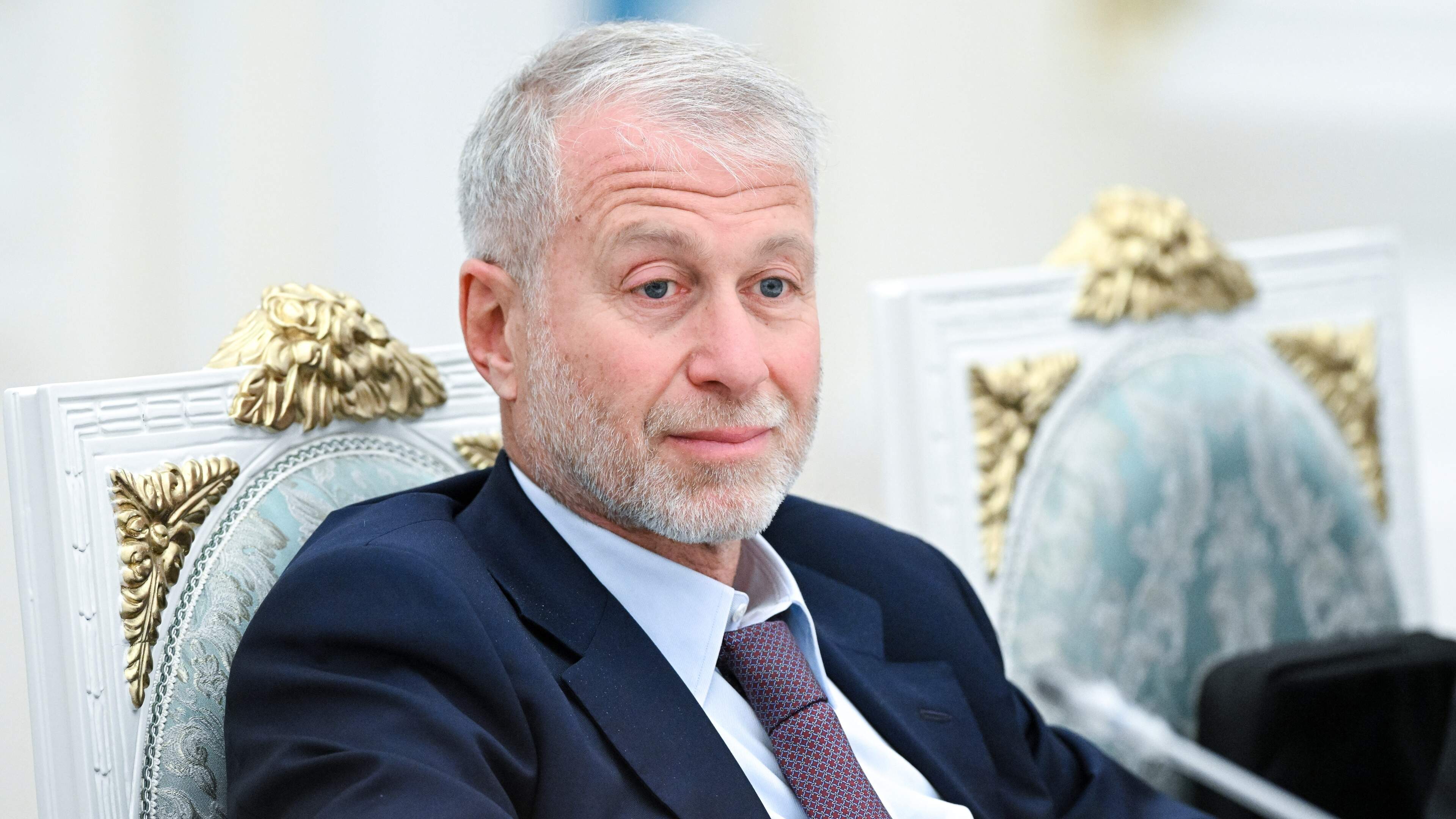 Van aardbodem verdwenen oligarch Roman Abramovitsj duikt plo