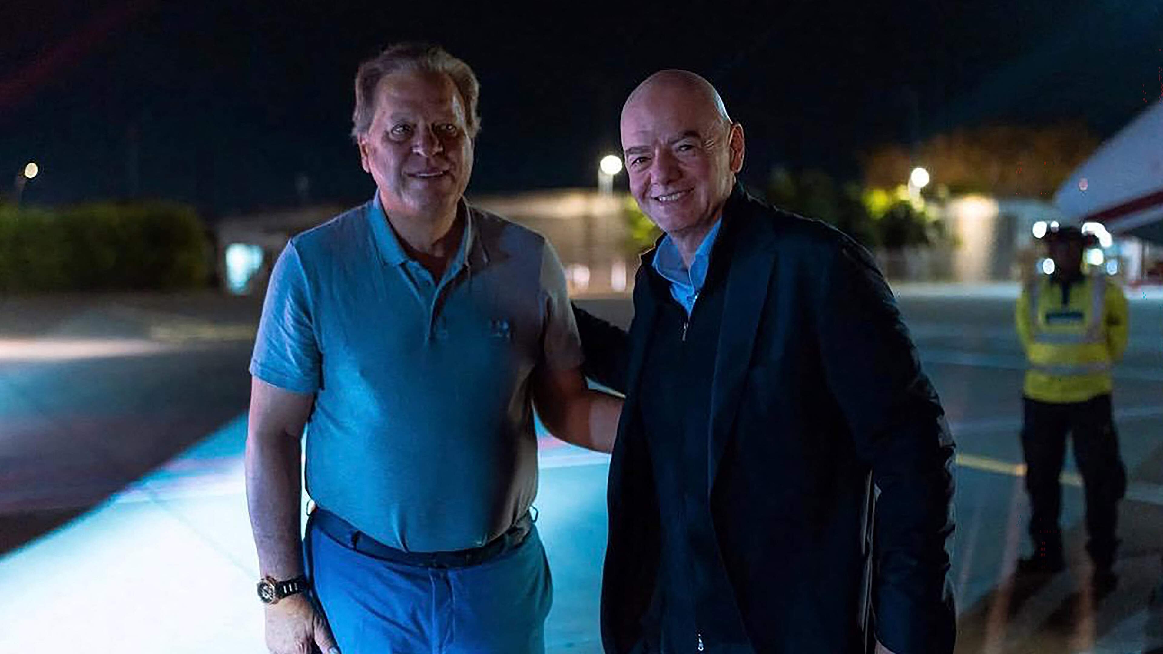 Midden in FIFA-crisis bezoekt Gianni Infantino inauguratie van rechtse Colombiaanse president