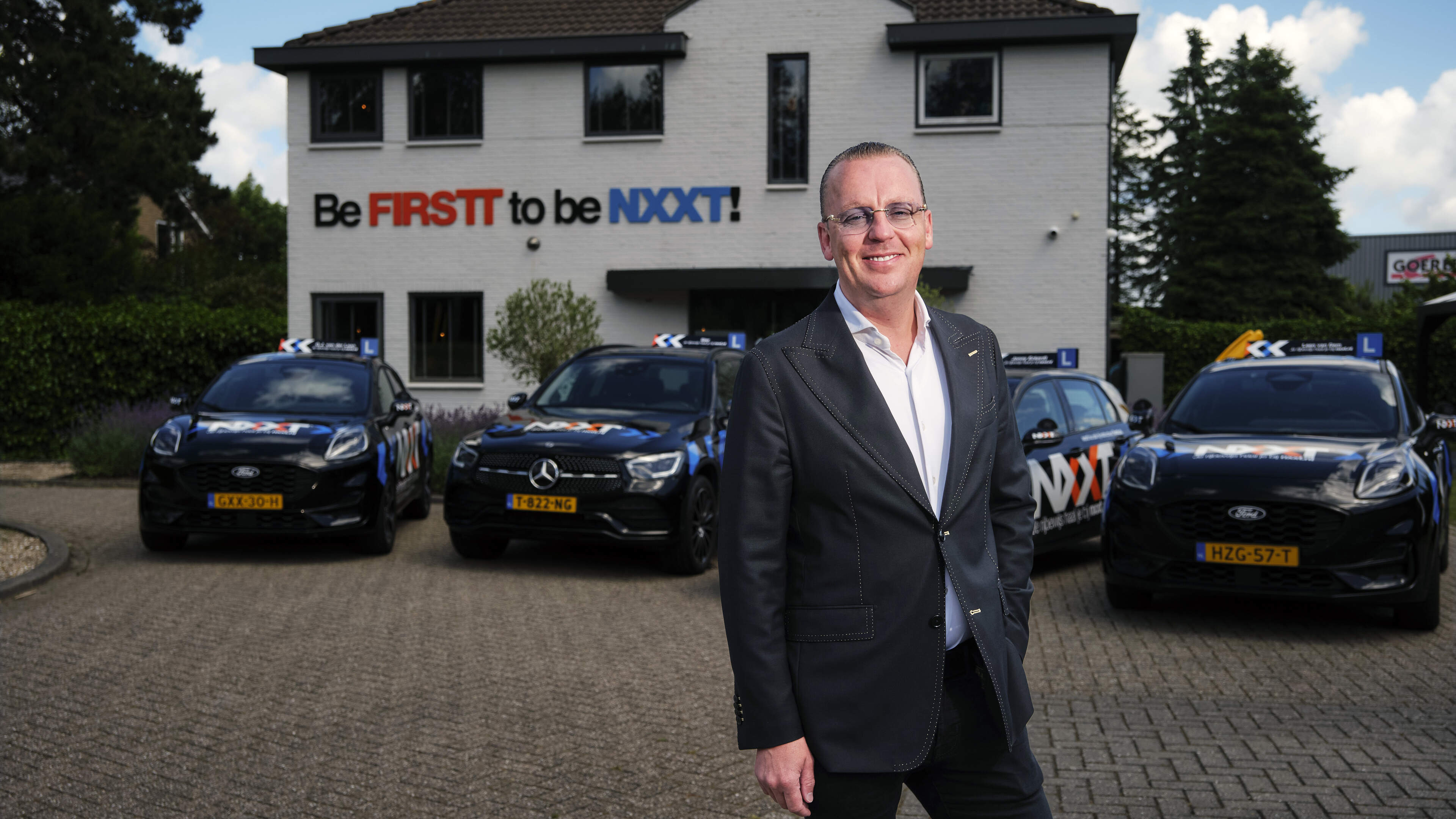 Ondernemer Jan Catsburg ziet rijschoolmarkt kantelen: ’Tijd van één lesauto en papieren agenda is voorbij’